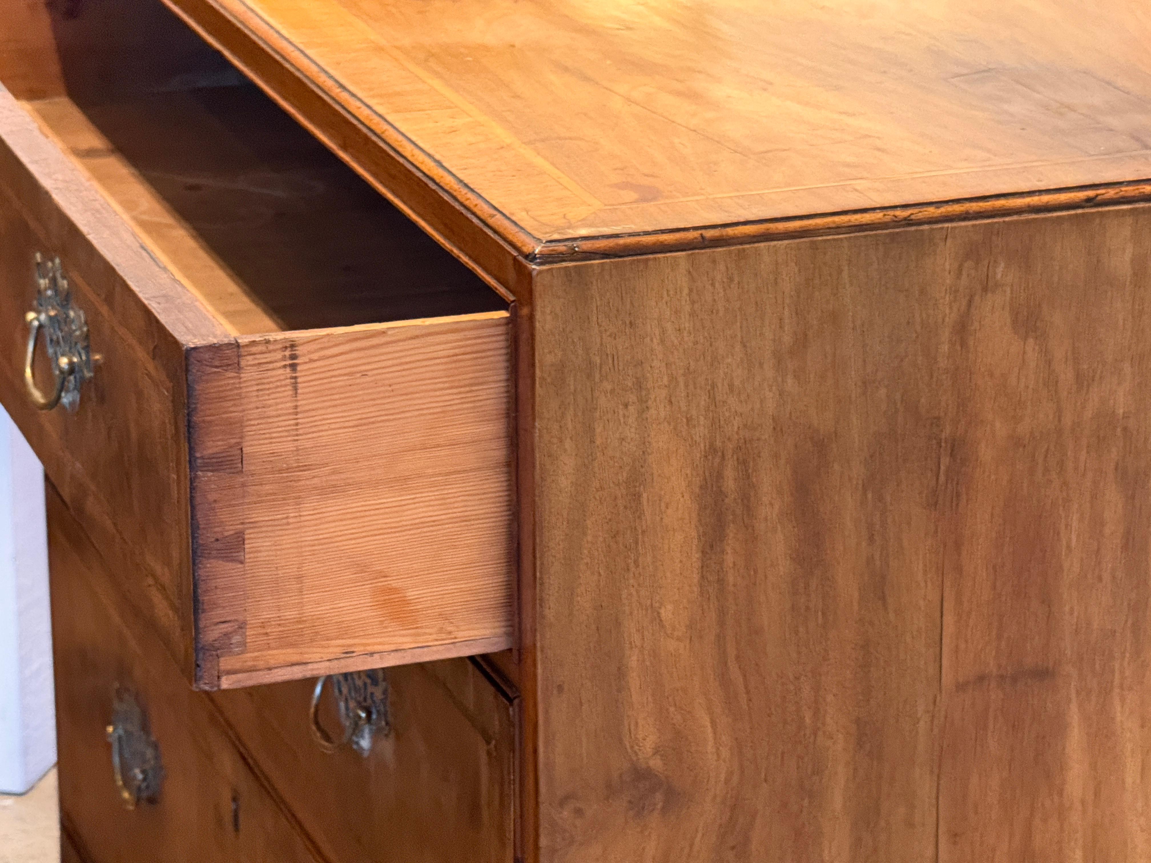 Cassettiera in noce inglese del XVIII secolo in vendita 3