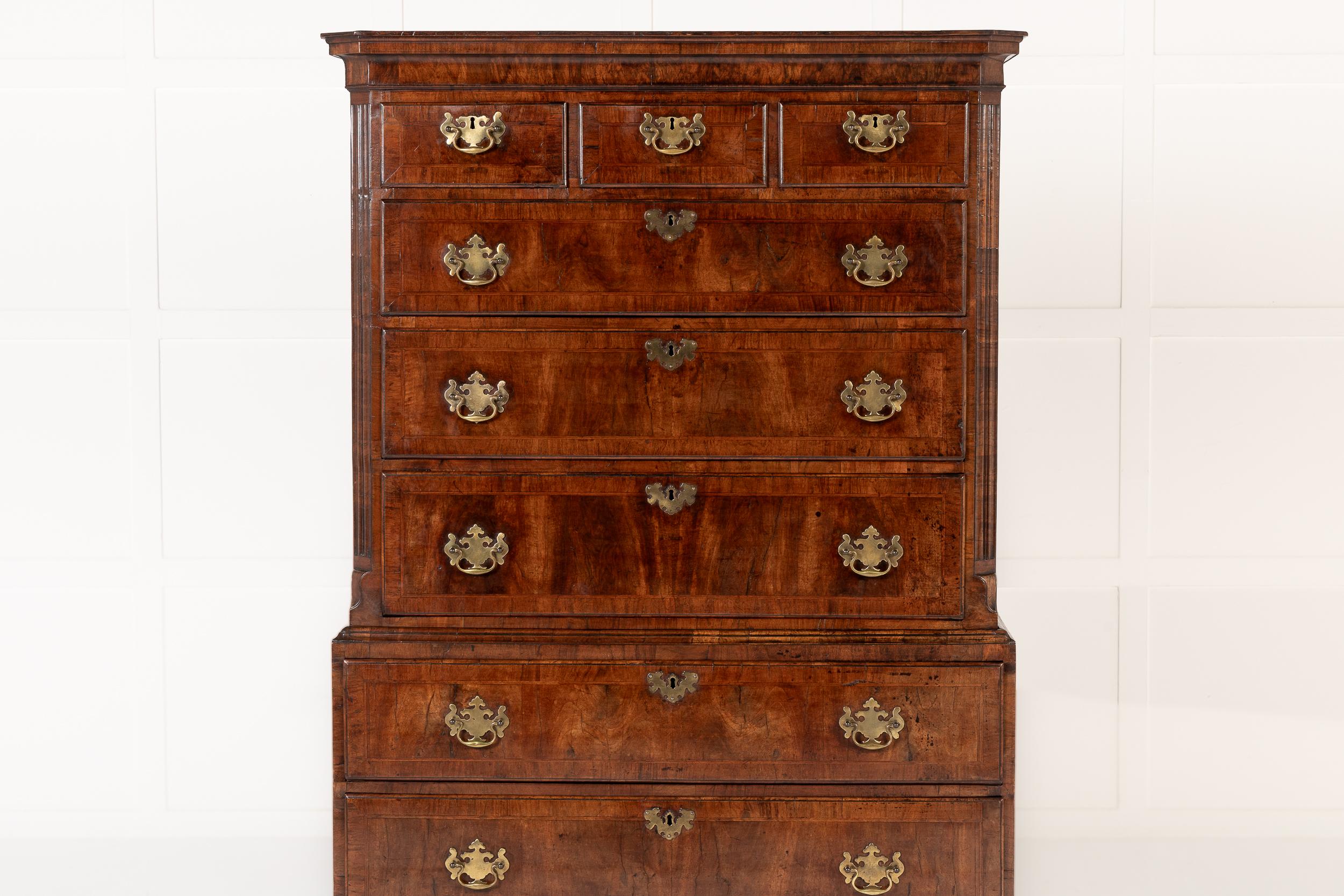 Un stivale o cassapanca in noce inglese della metà del XVIII secolo dal colore brillante.

Questa cassettiera doppia, o tallboy, è impiallacciata in noce. Si erge magnificamente su piedi a staffa originali e sagomati. Ha un'incantevole vita bassa,