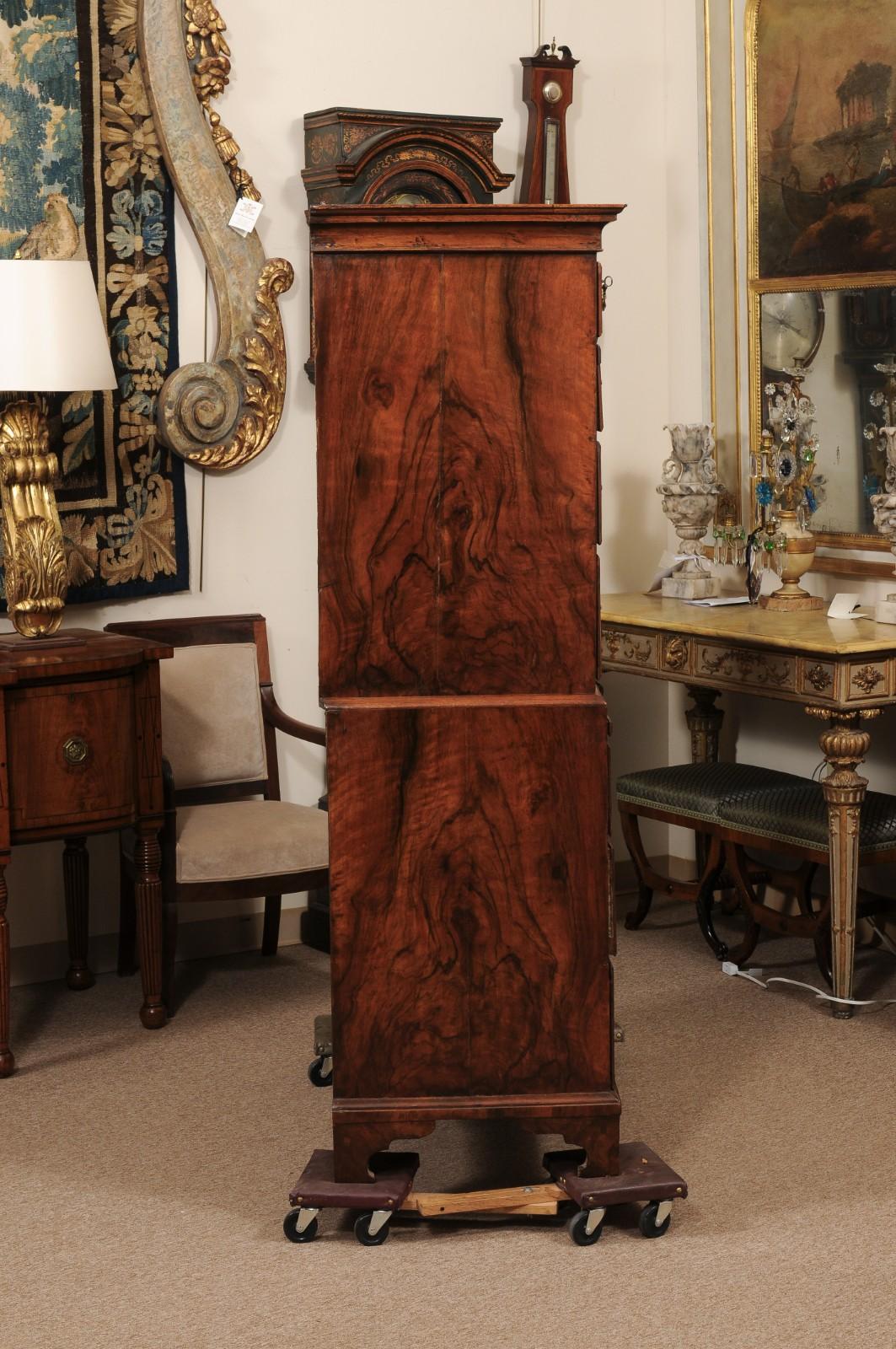 Cassapanca inglese in noce del XVIII secolo con ferramenta in bronzo in vendita 3