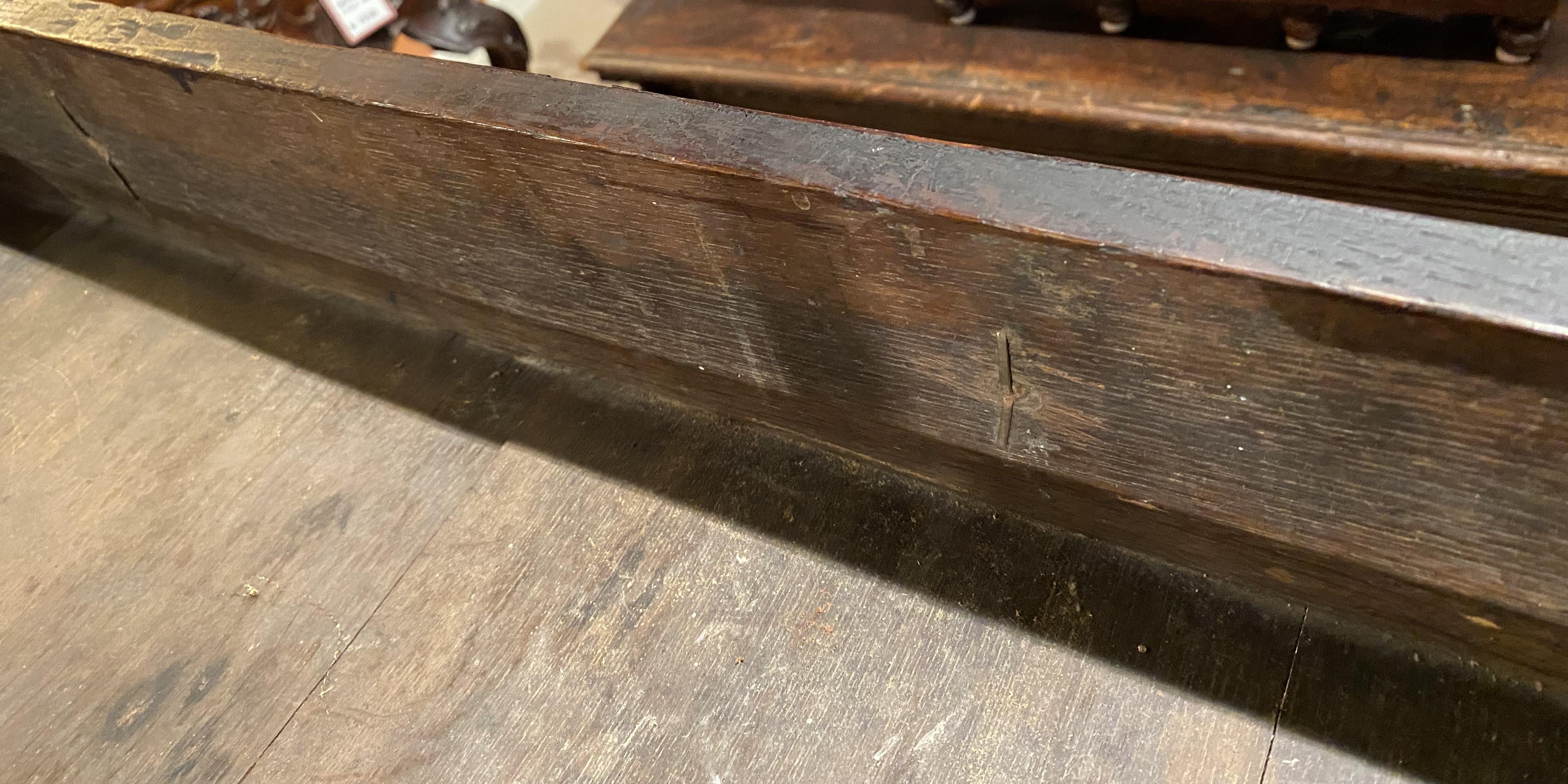 Arqueta inglesa de nogal del siglo XVIII sobre peana con patas retorcidas de cebada en venta 3