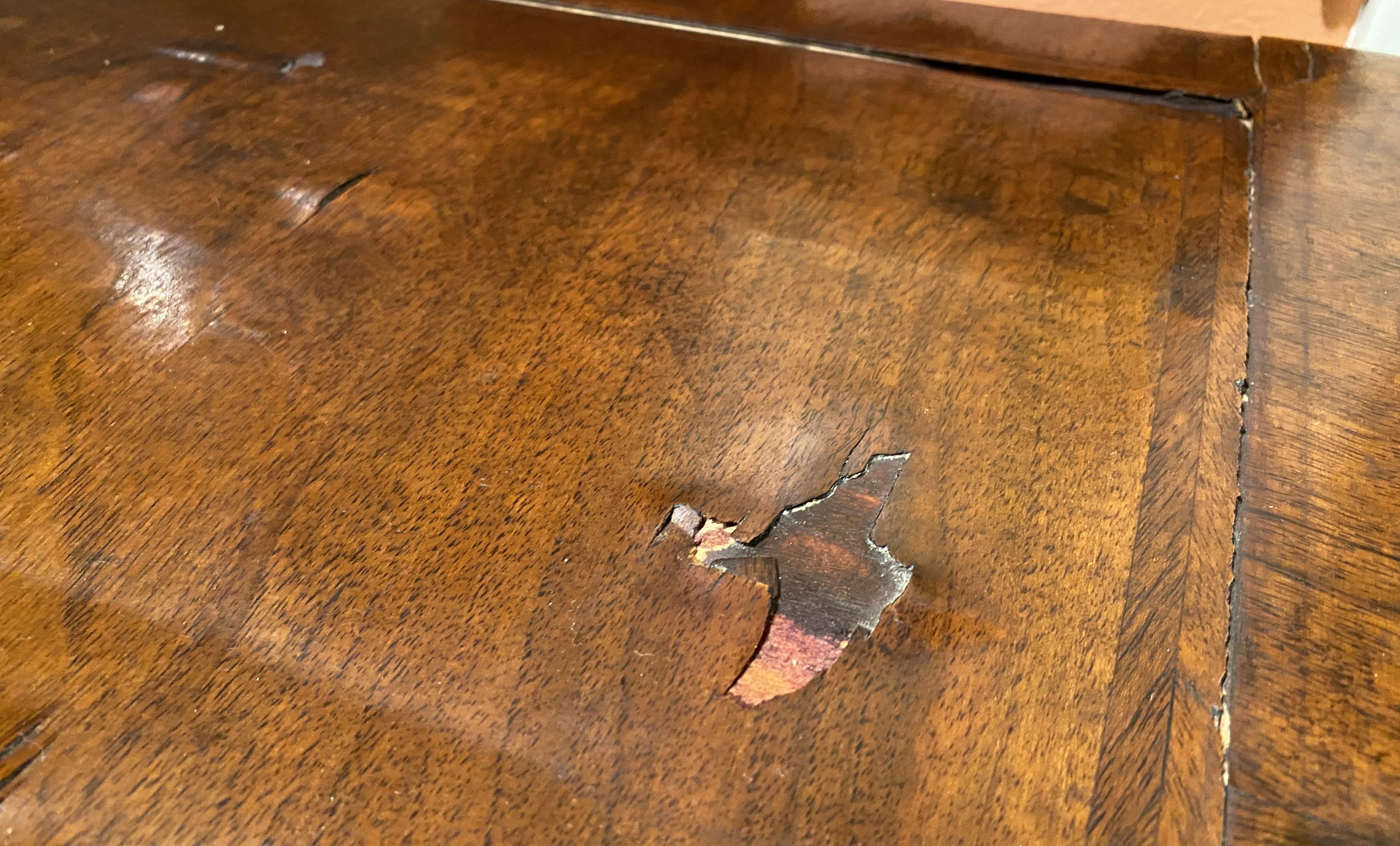 Arqueta inglesa de nogal del siglo XVIII sobre peana con patas retorcidas de cebada en venta 5