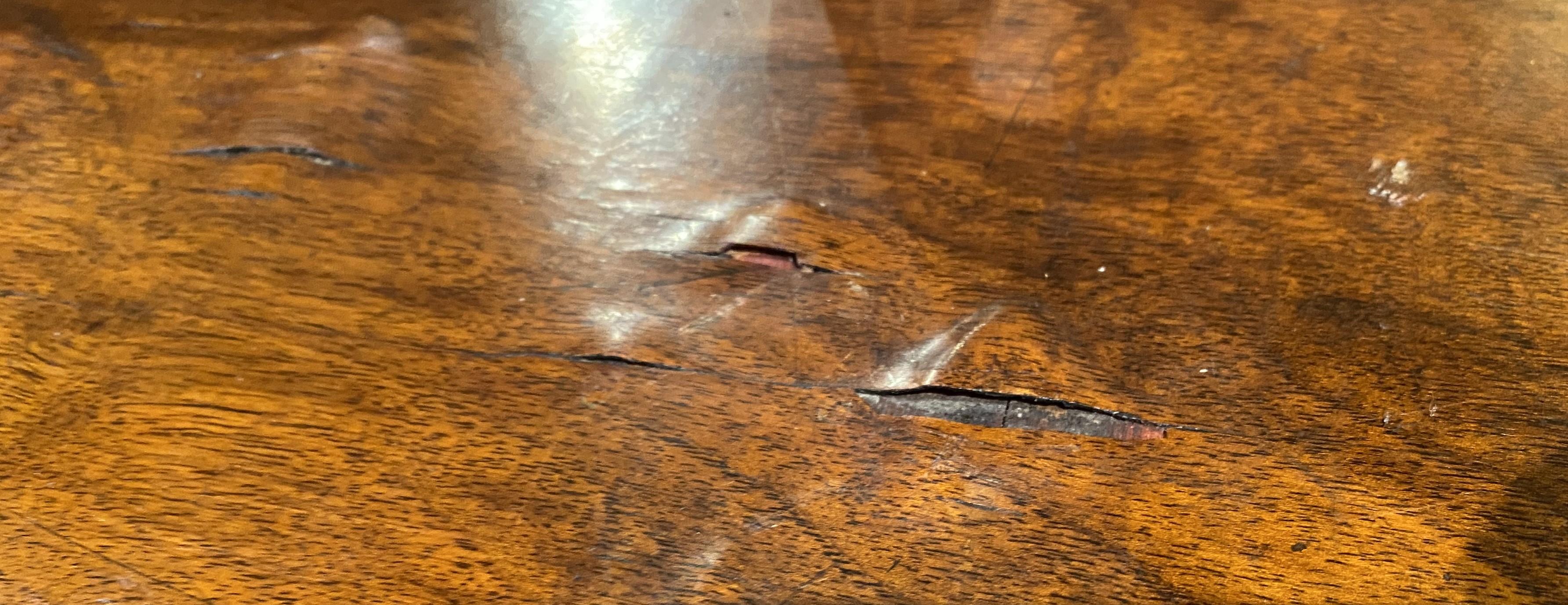 Arqueta inglesa de nogal del siglo XVIII sobre peana con patas retorcidas de cebada en venta 6