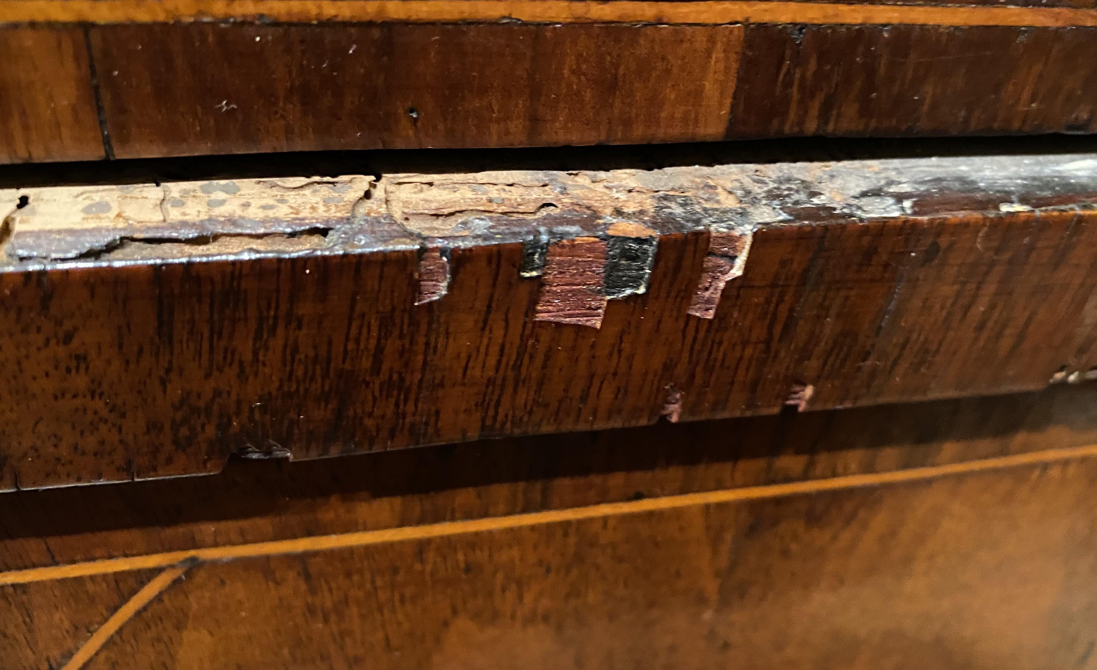 Arqueta inglesa de nogal del siglo XVIII sobre peana con patas retorcidas de cebada en venta 7