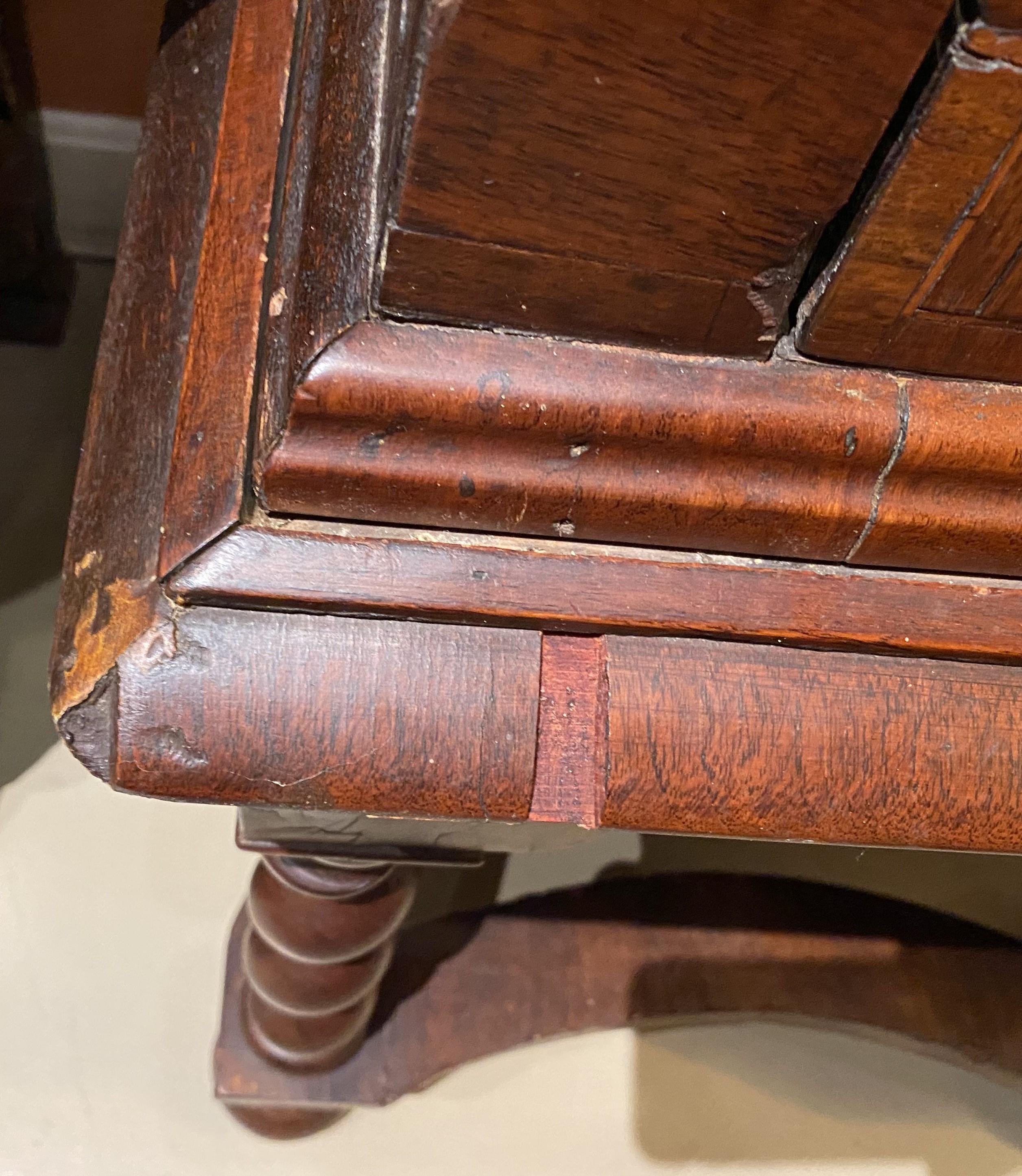 Arqueta inglesa de nogal del siglo XVIII sobre peana con patas retorcidas de cebada en venta 8