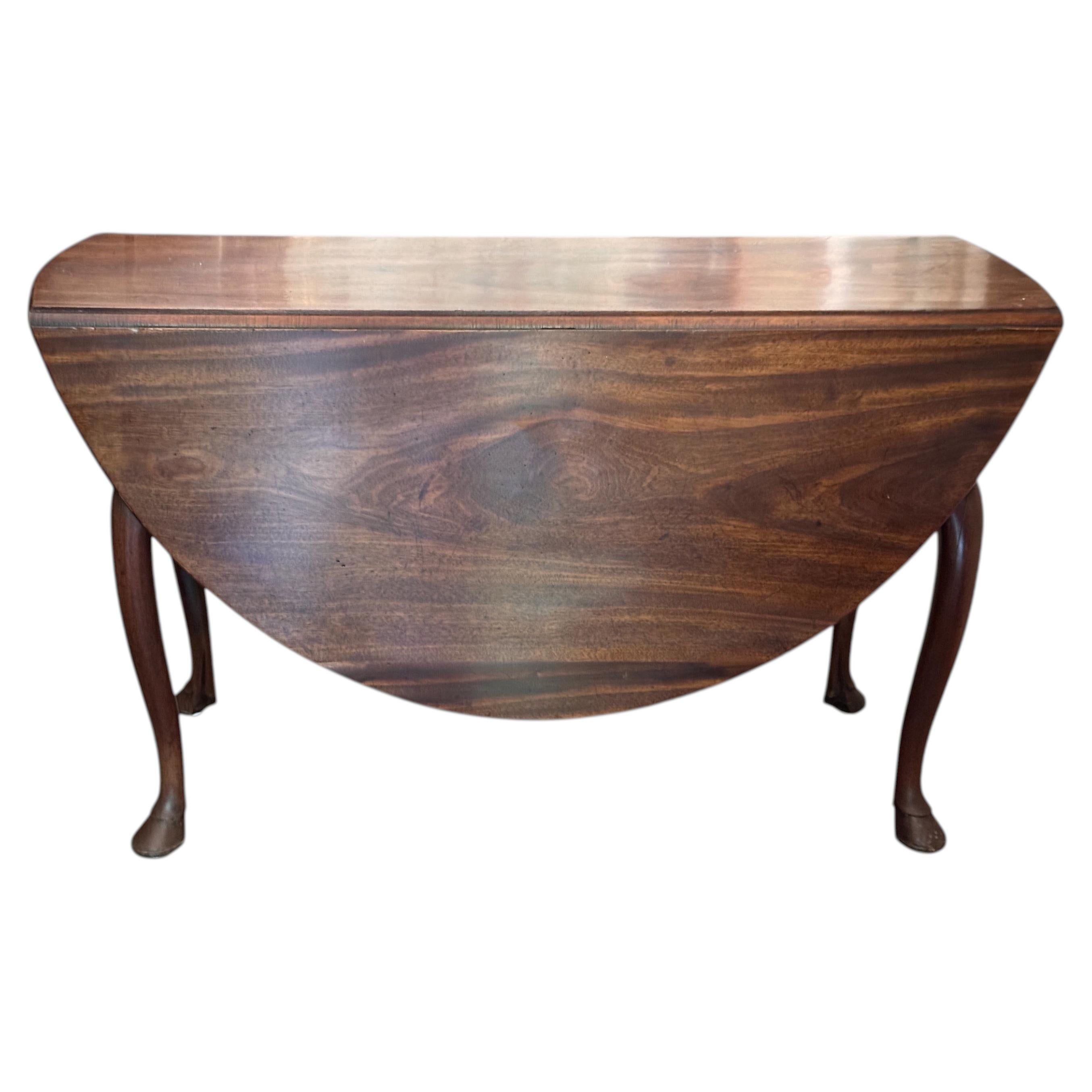 Table à abattants en noyer anglais du XVIIIe siècle