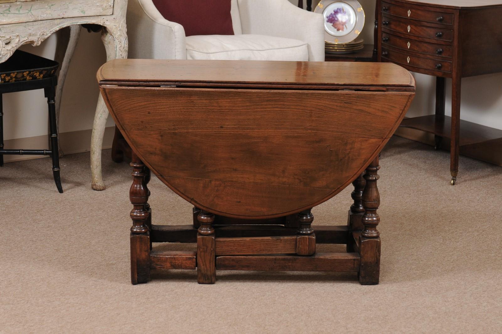 18th Century English Walnut Gate Leg Table with Drop Leaves & Turned Legs For Sale 7
