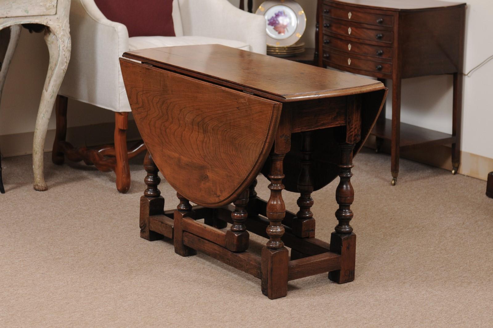 18th Century English Walnut Gate Leg Table with Drop Leaves & Turned Legs In Good Condition For Sale In Atlanta, GA