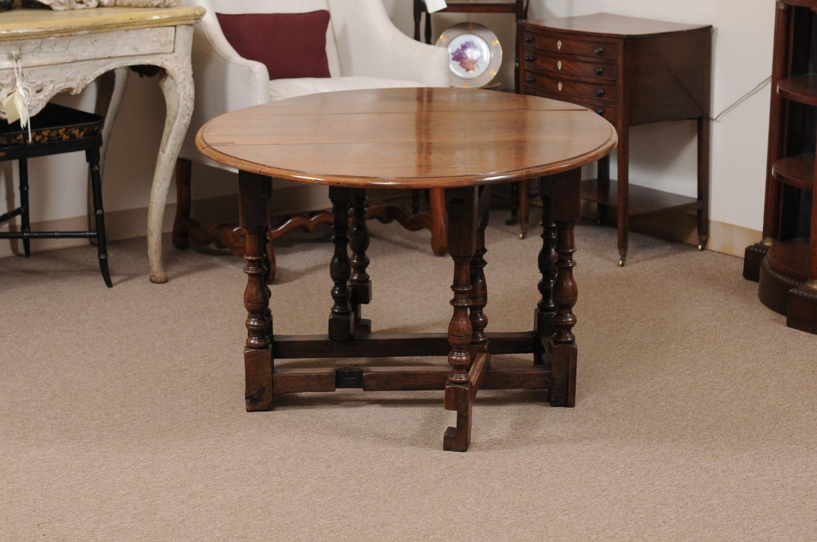 18th Century English Walnut Gate Leg Table with Drop Leaves & Turned Legs For Sale 1