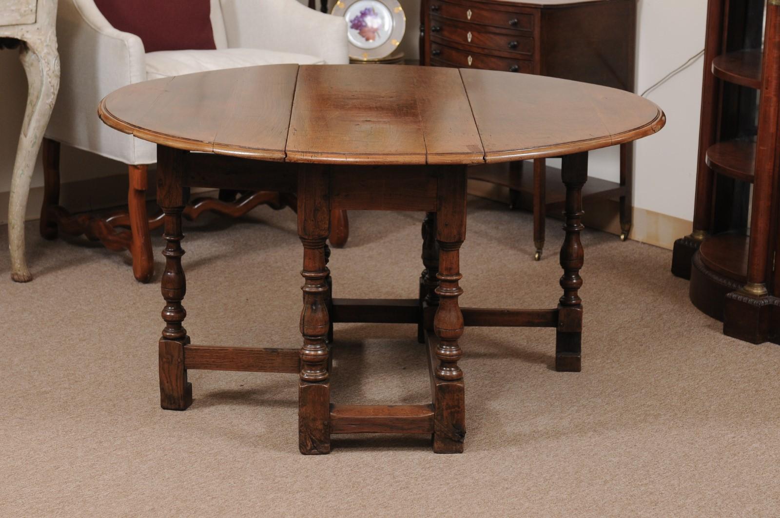18th Century English Walnut Gate Leg Table with Drop Leaves & Turned Legs For Sale 4