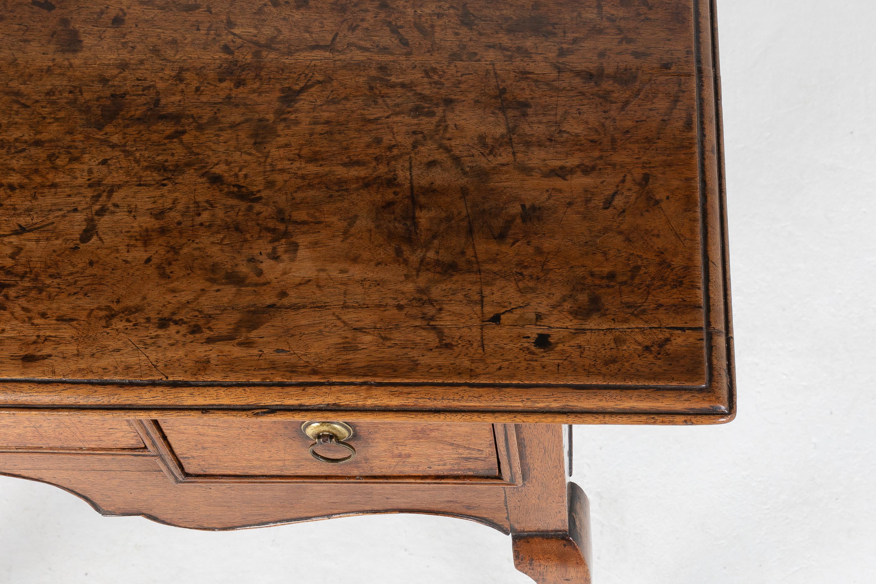 18th Century English Walnut Lowboy In Good Condition In Gloucestershire, GB