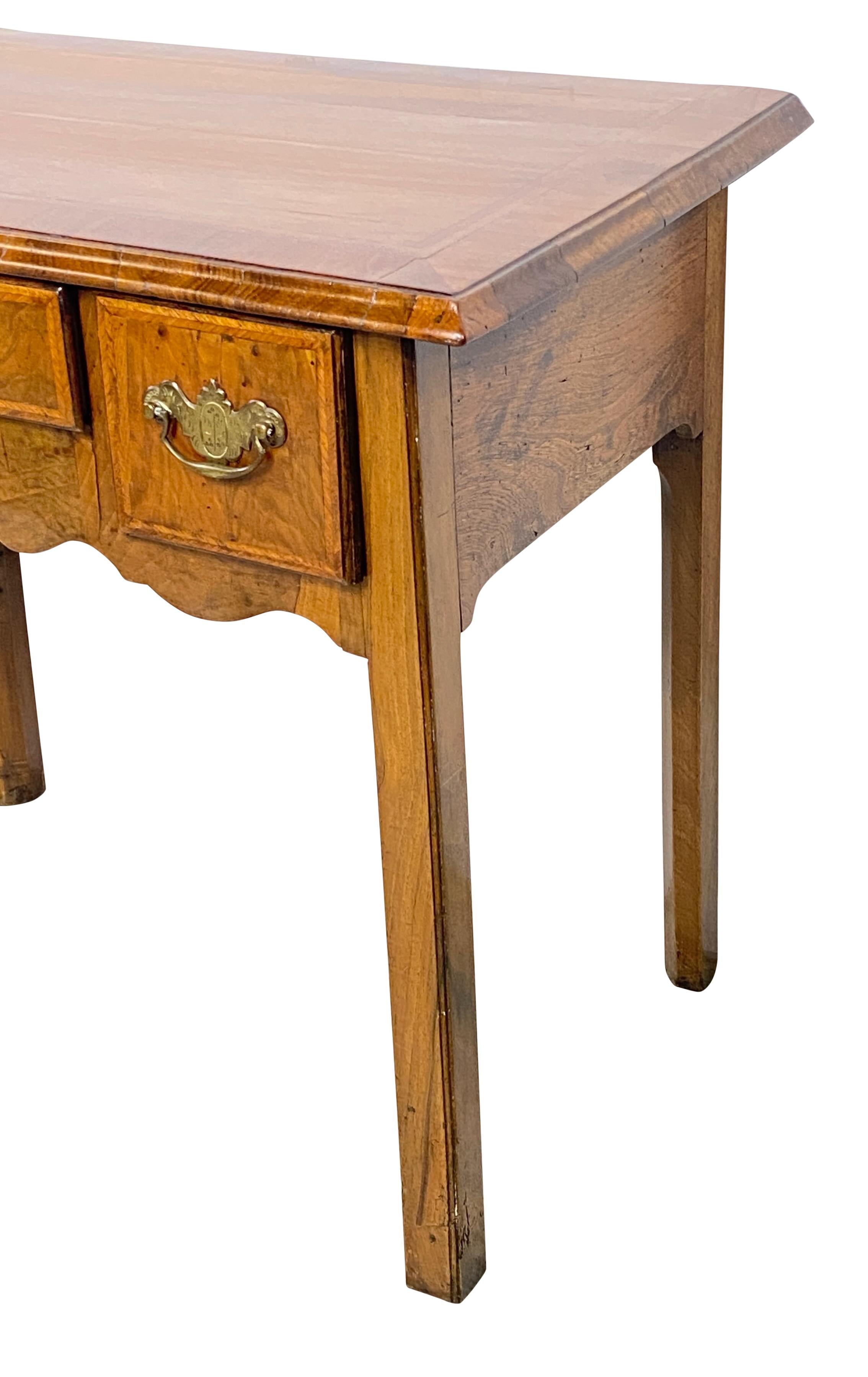 Anglais Table à écrire en noyer anglais du 18e siècle Bureau / coiffeuse en vente