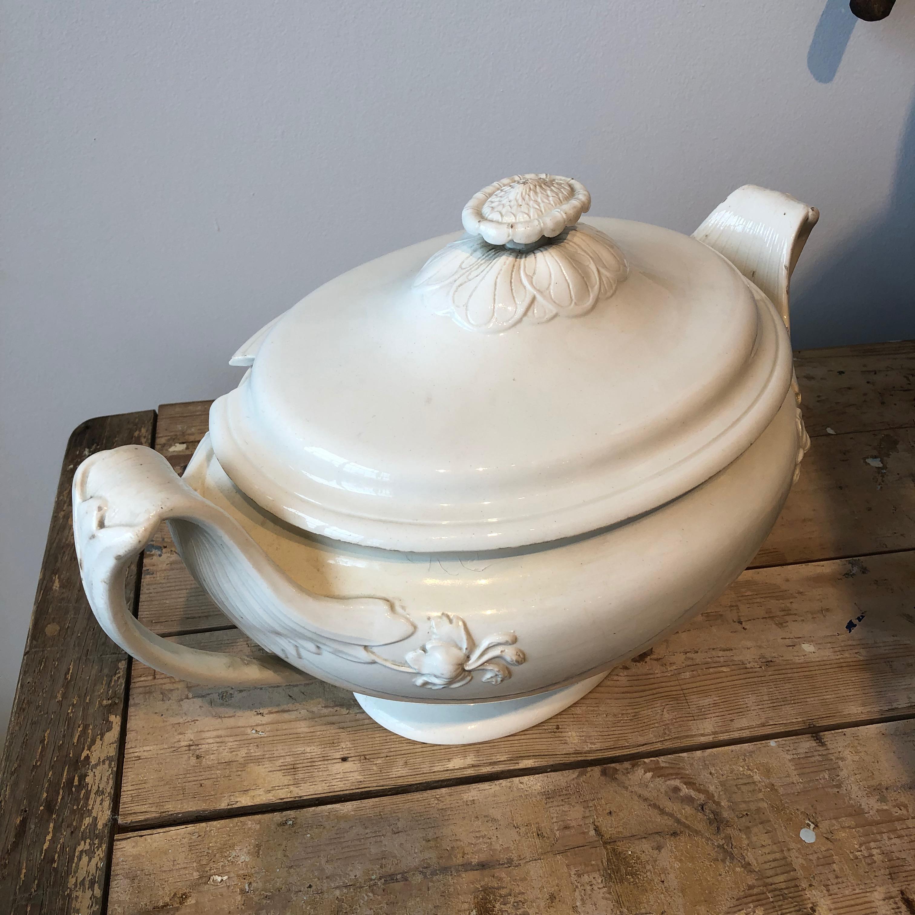 18th Century English Wedgwood Creamware Tureen For Sale 3