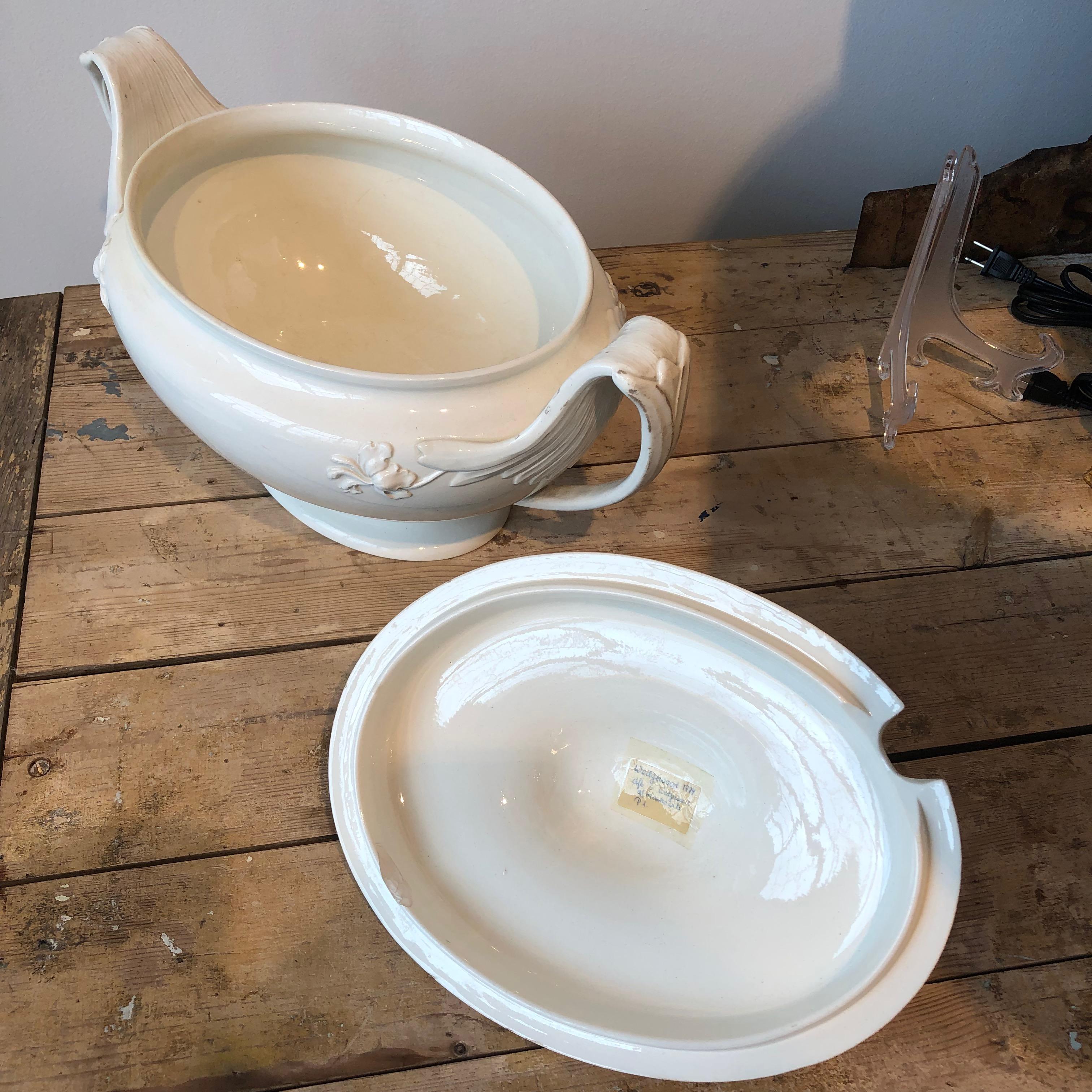 Late 18th Century 18th Century English Wedgwood Creamware Tureen For Sale