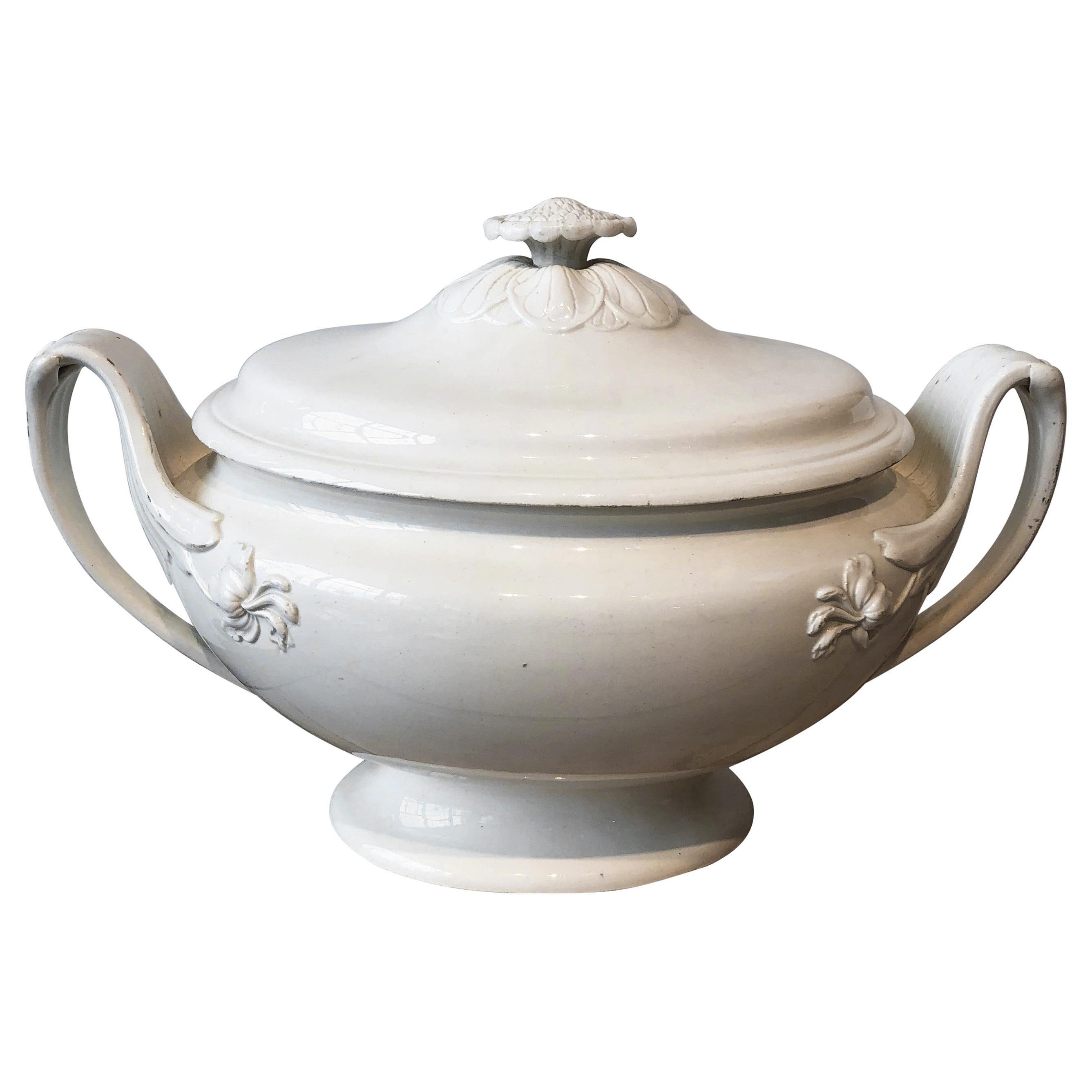 18th Century English Wedgwood Creamware Tureen For Sale