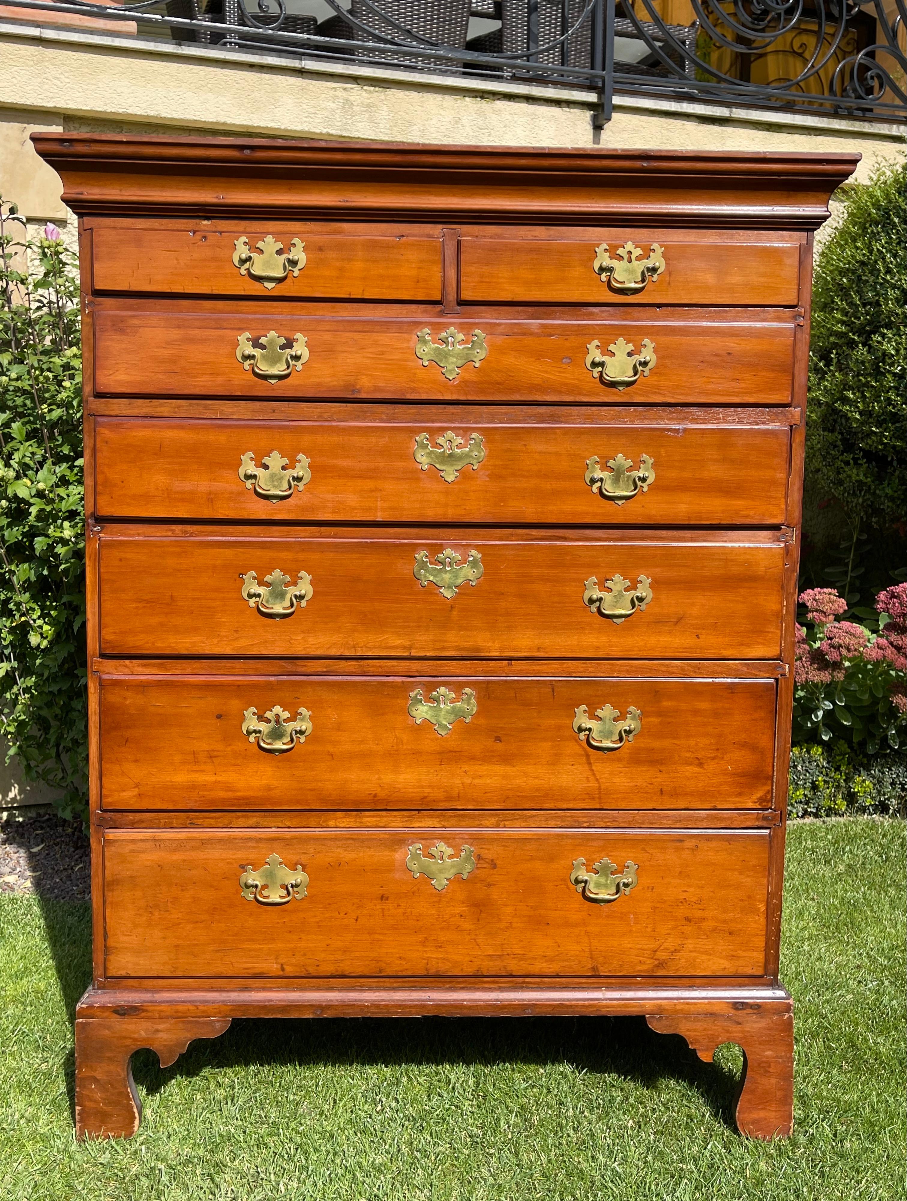 English-style mahogany drawer unit at support height. This piece of furniture dates from the 18th century and has 7 drawers. It is in good condition.