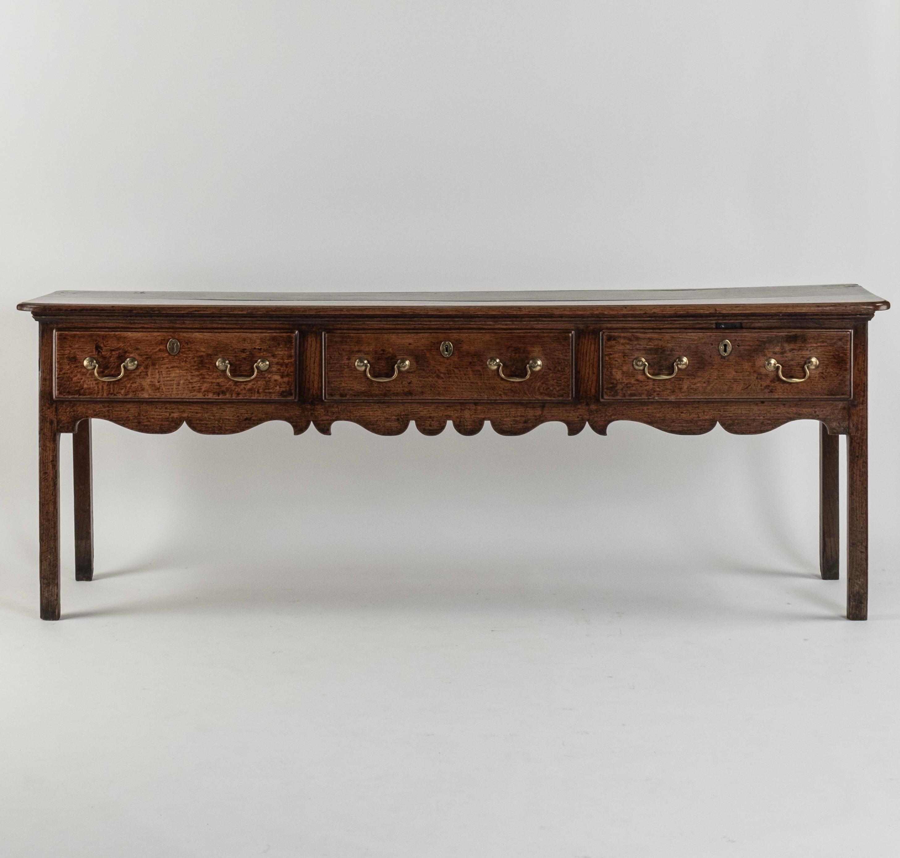 :Una base per comò in Oak inglese del XVIII secolo con un colore e una patinatura meravigliosi e un fregio sofisticato.  Sebbene questa base per comò abbia la solita forma rettangolare, questo è l'unico modo per definirla tipica. Il sofisticato