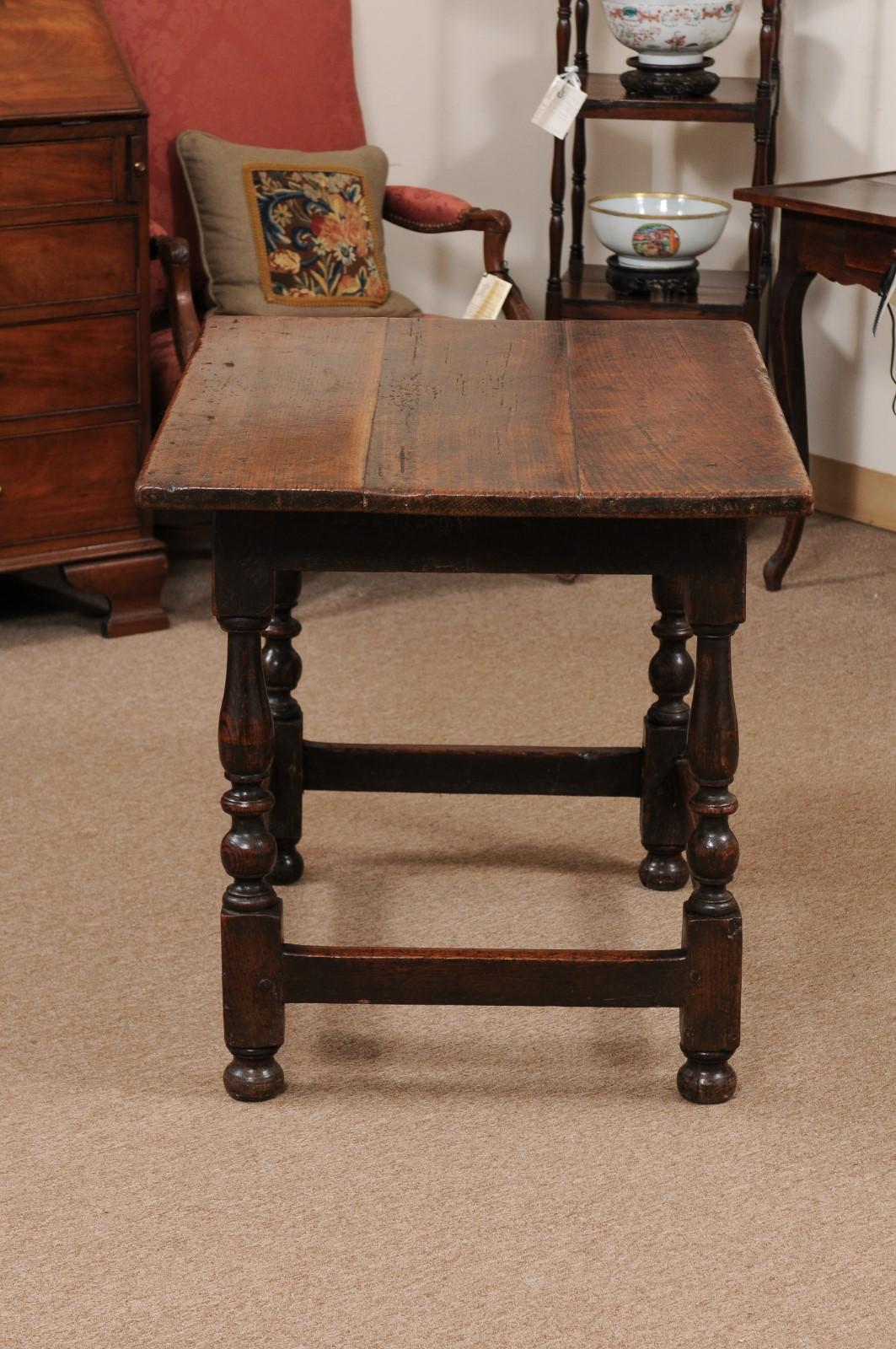 Table de taverne anglaise du 18ème siècle en chêne William & Mary avec pieds tournés en vente 6