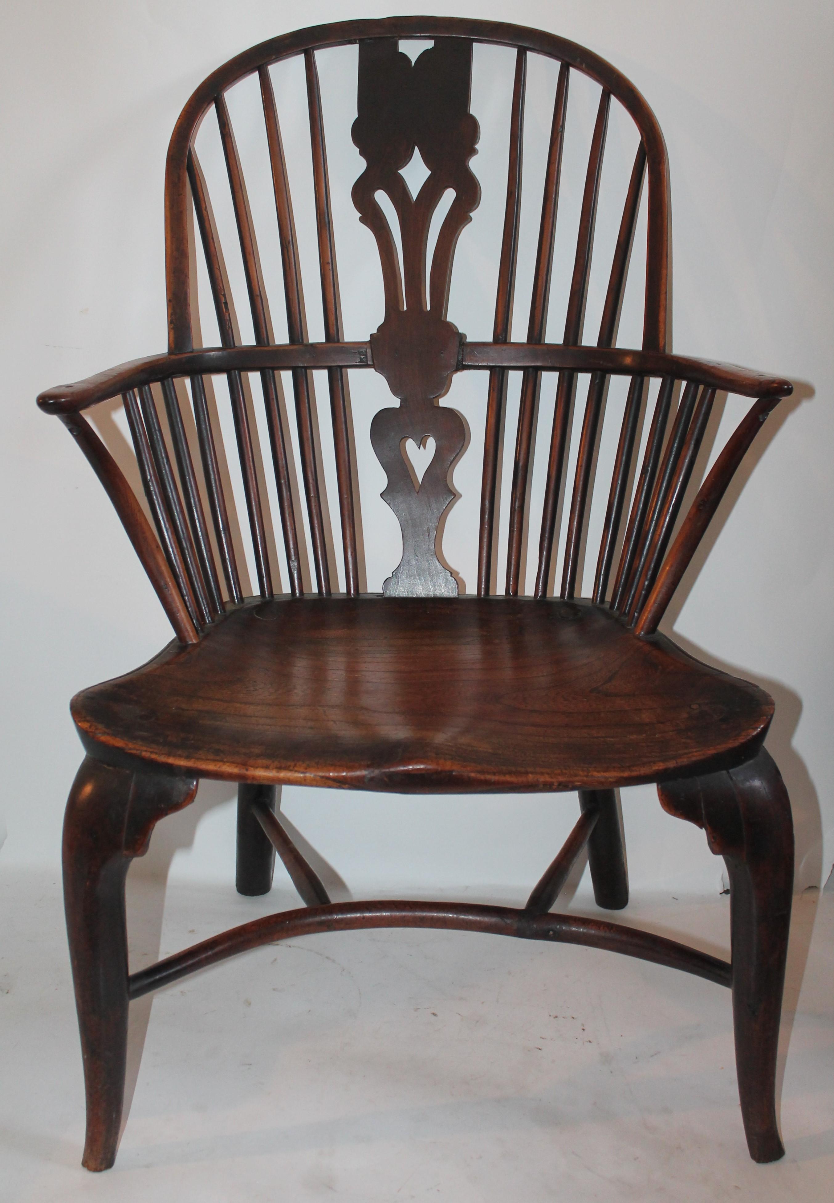 18th century Original English Windsor chair with fine old patina. The condition is very good and fine details to the back splash. Some old repairs but nice form.