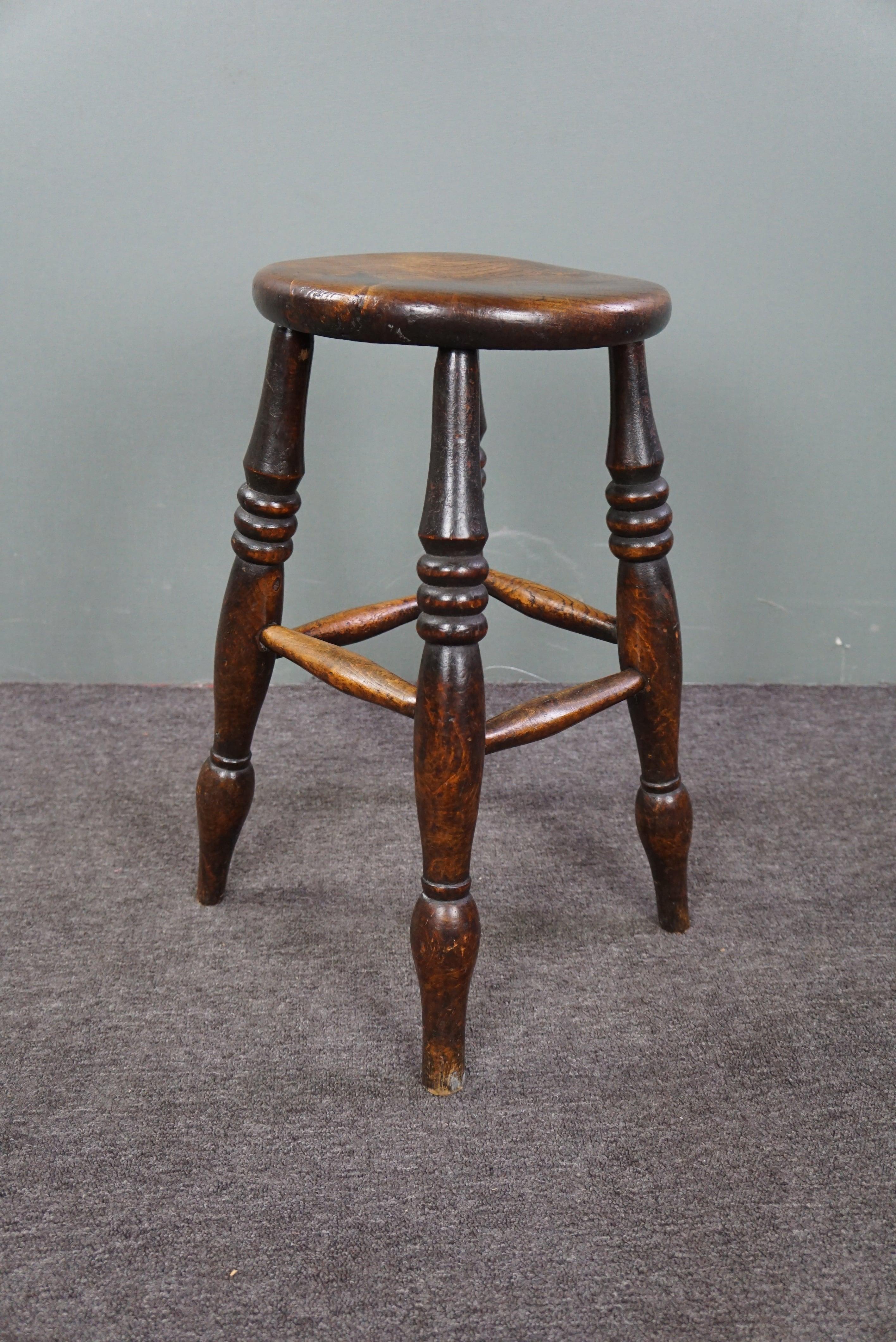 Offered is this beautiful English late 18th-century Windsor stool. This lovely stool is in a very good and stable condition. It's highly original and has gained a wonderful patina over the years. An absolute treasure for the enthusiast!

Please