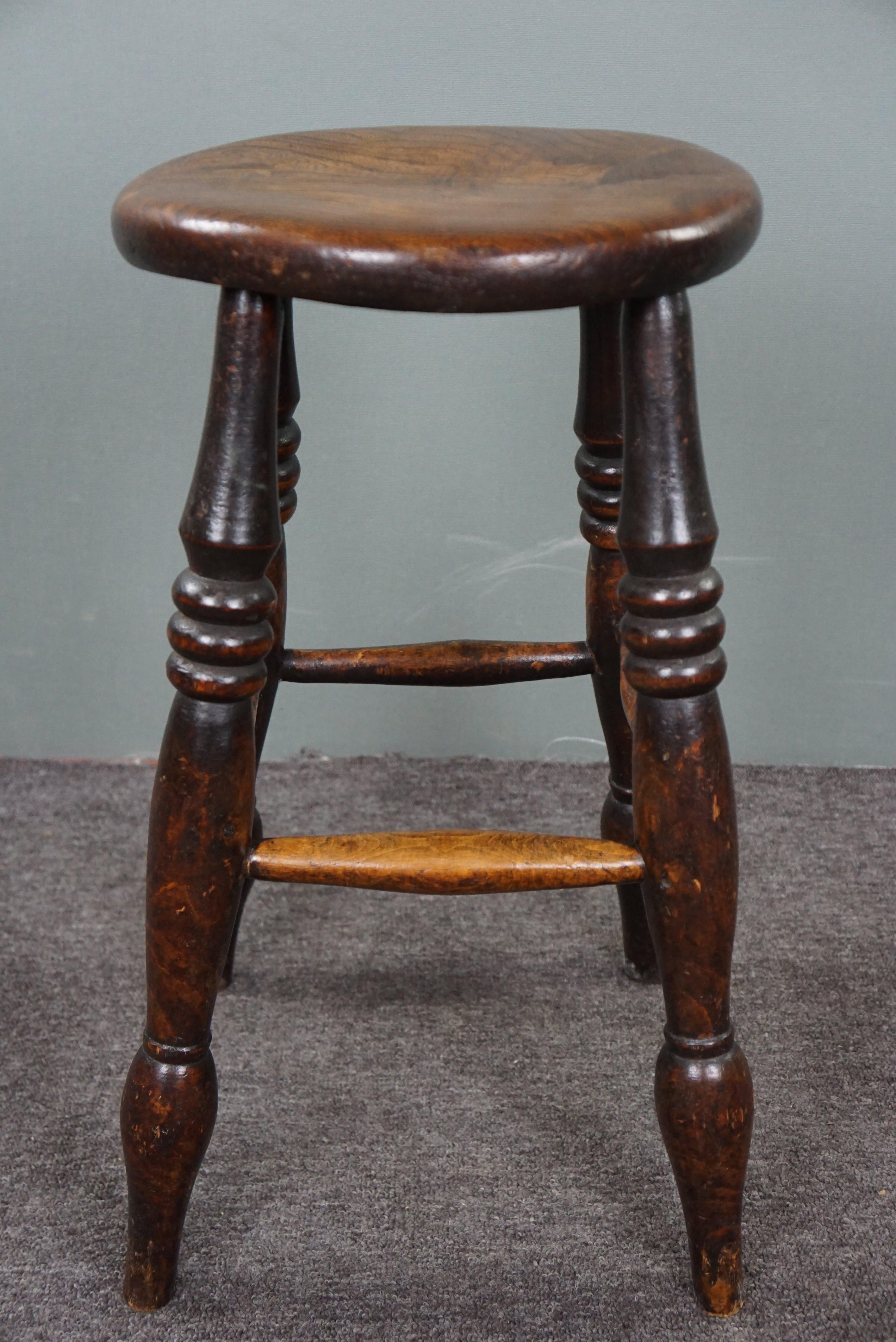 Wood 18th-century English Windsor Stool in very good condition For Sale