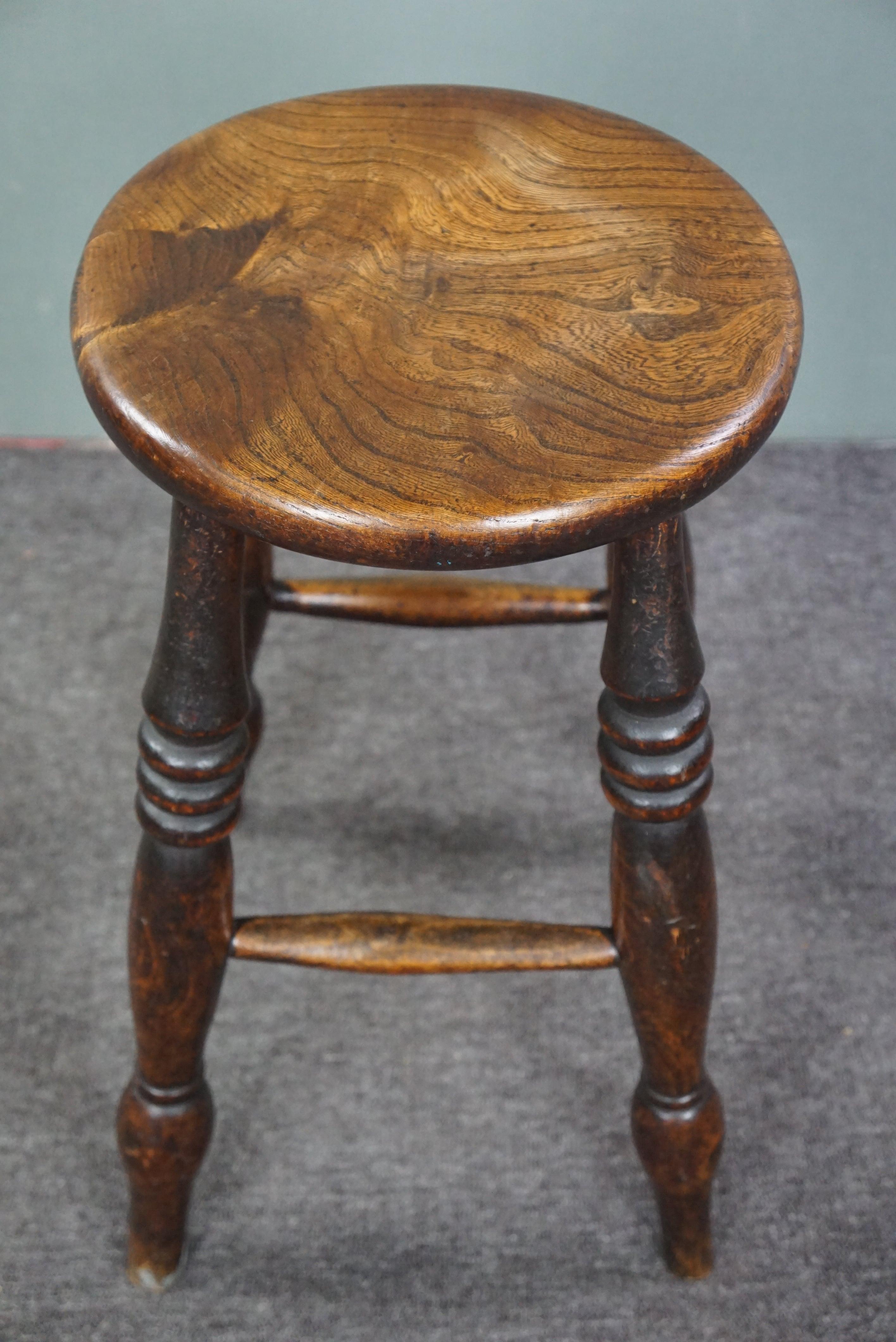 18th-century English Windsor Stool in very good condition For Sale 1