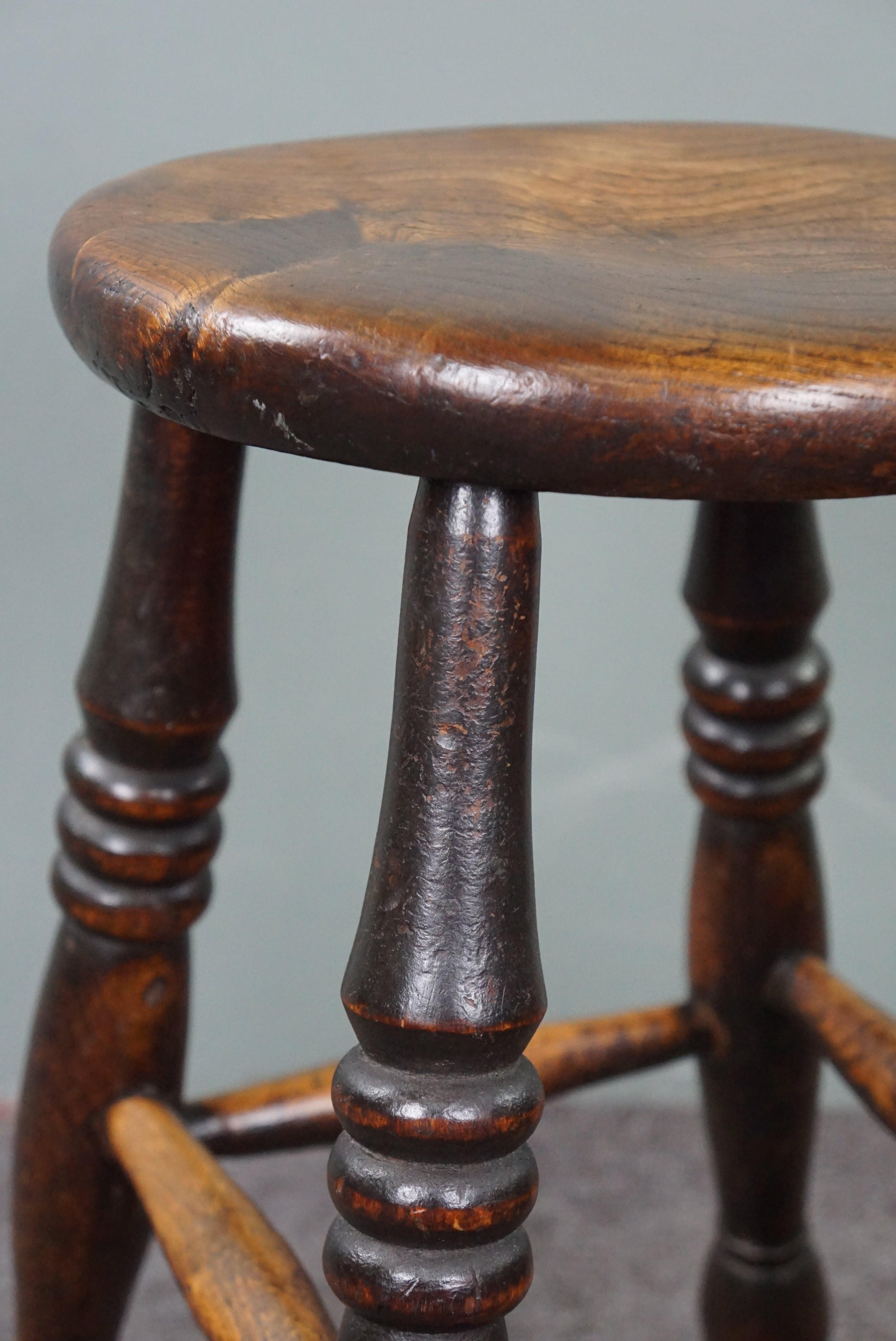 18th-century English Windsor Stool in very good condition For Sale 4