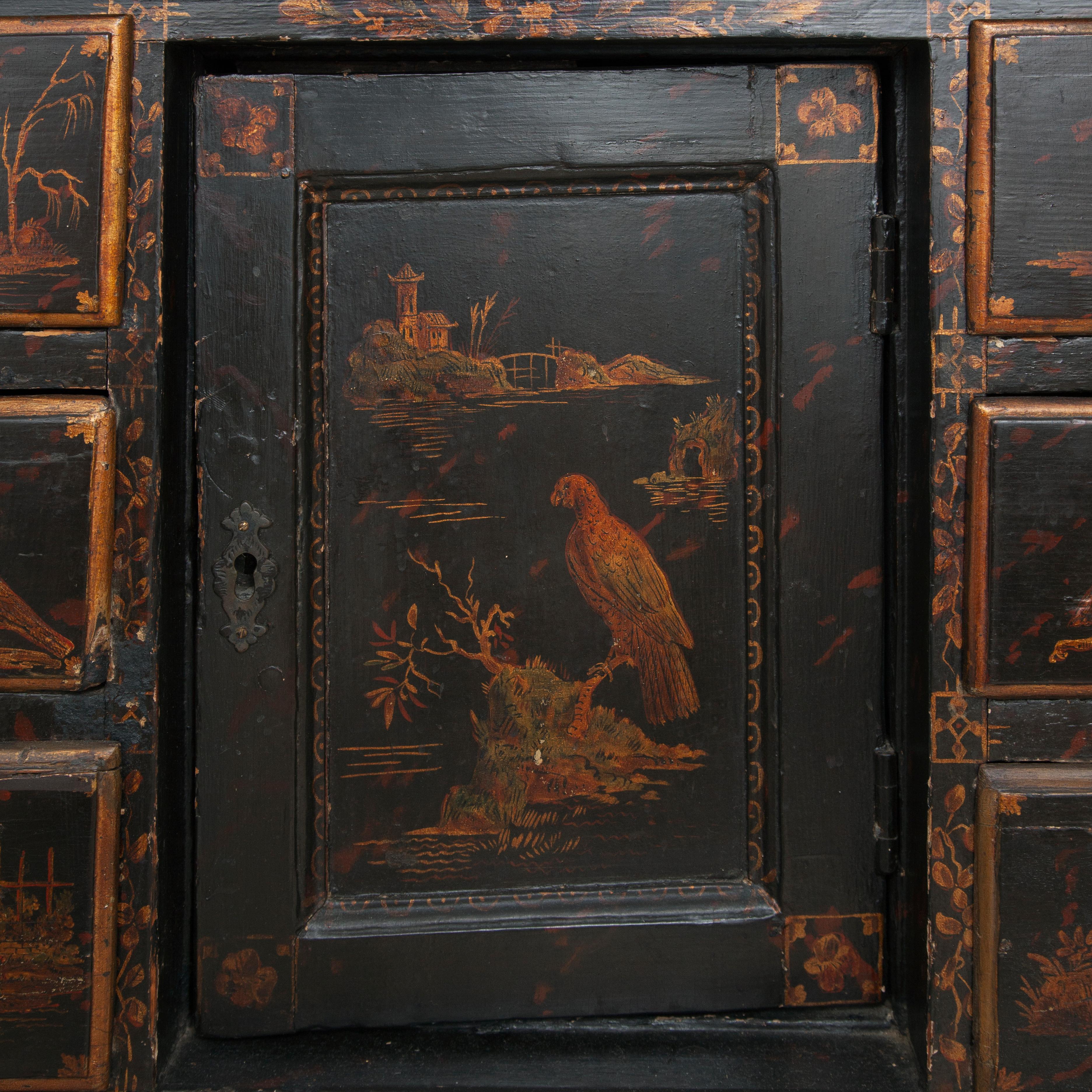 18th Century English Wood Chest with Chinoiserie and Floral Motifs In Good Condition In New York, NY