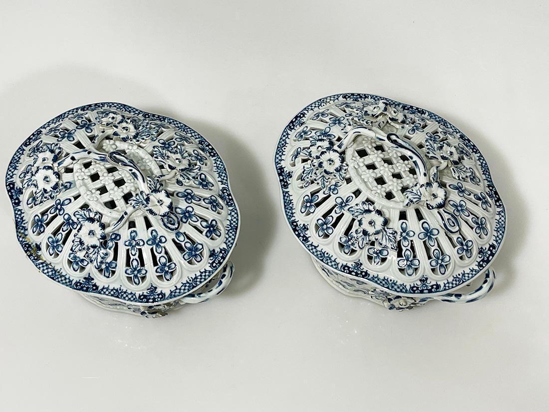 Dos cestos con tapa de porcelana Worcester inglesa del siglo XVIII, ca. 1770 en Bueno estado para la venta en Delft, NL