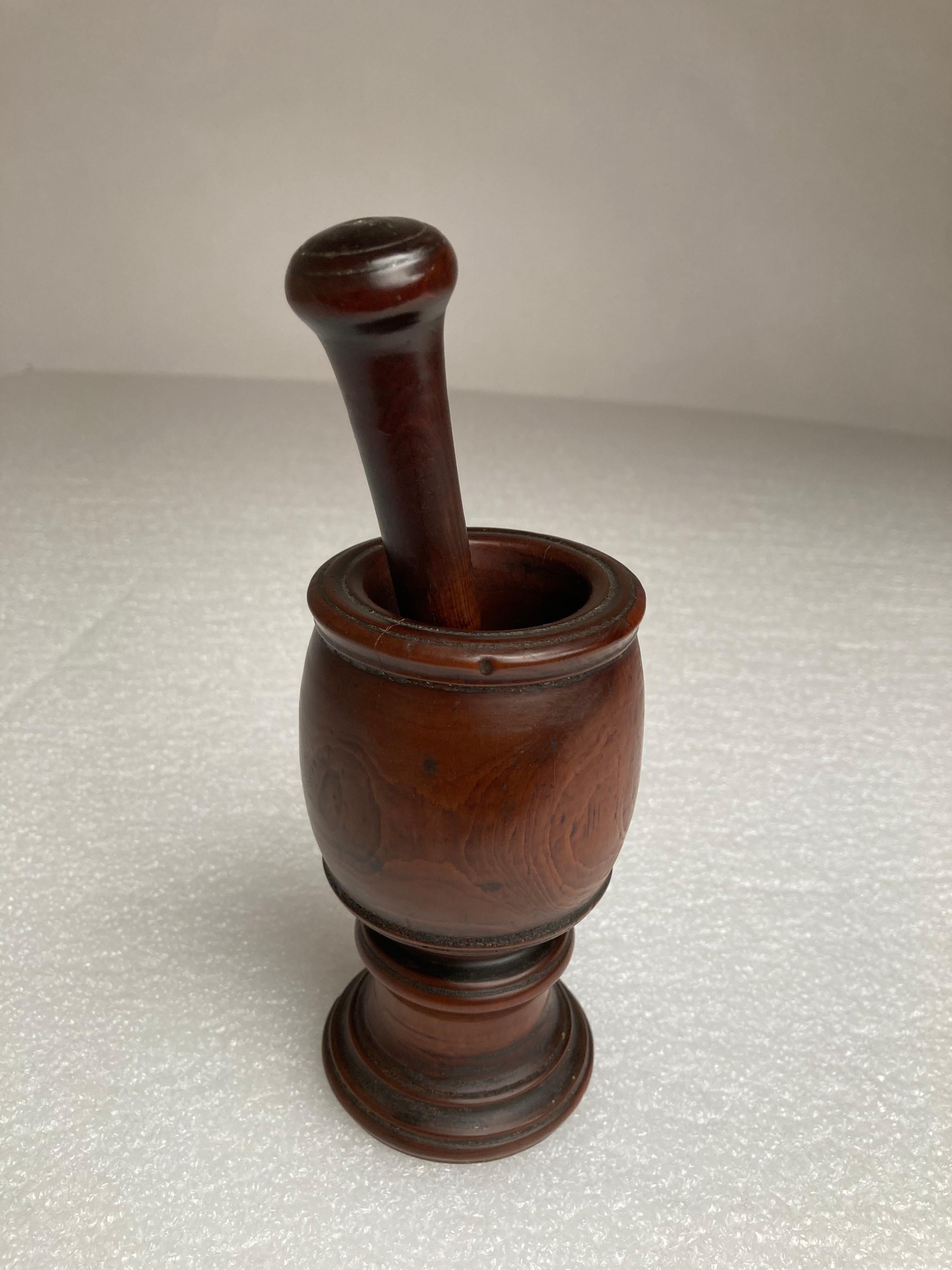 18th Century English Treen Yew Wood Mortar and Pestle  For Sale 3