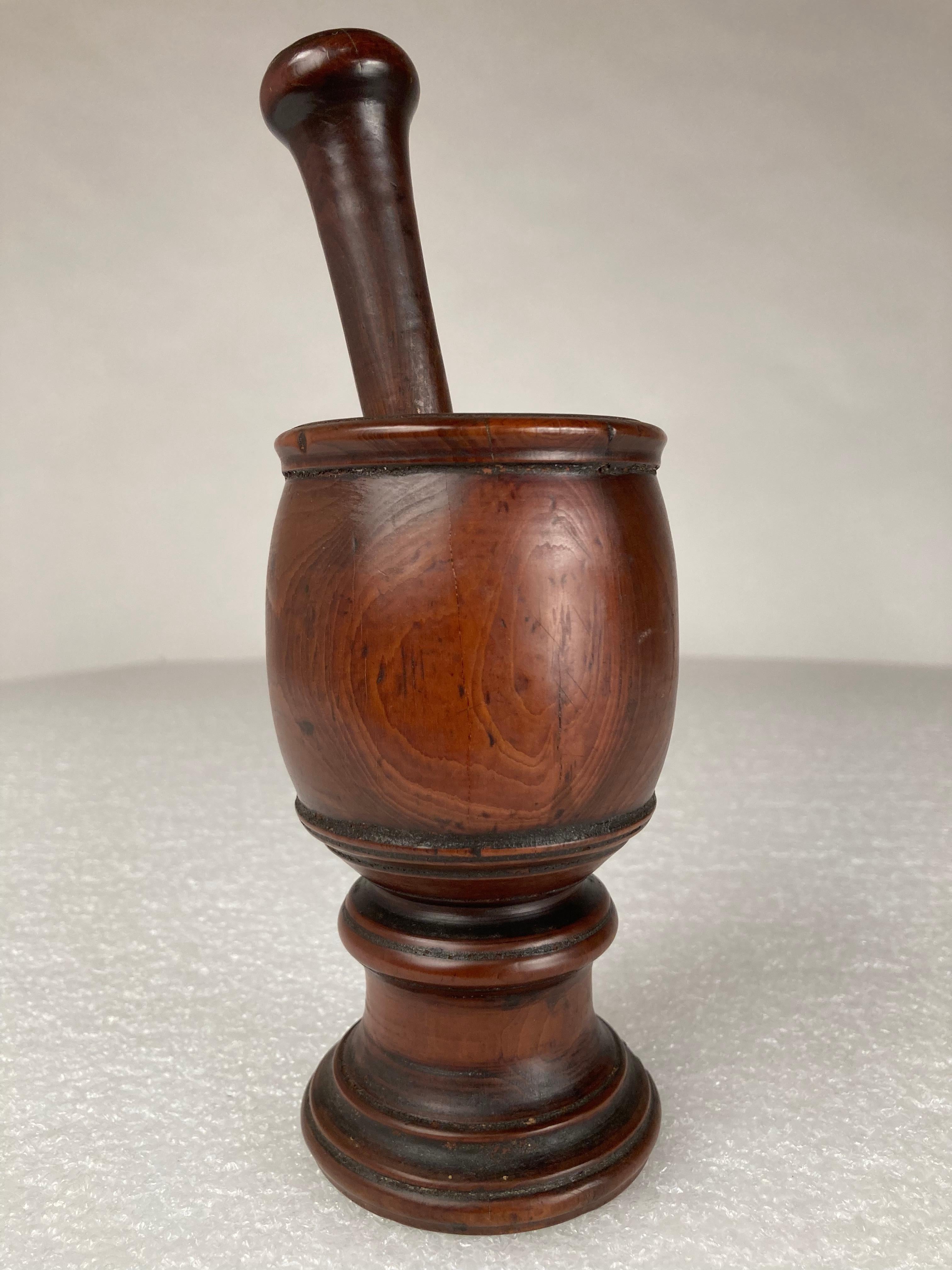 18th Century English Treen Yew Wood Mortar and Pestle  For Sale 5