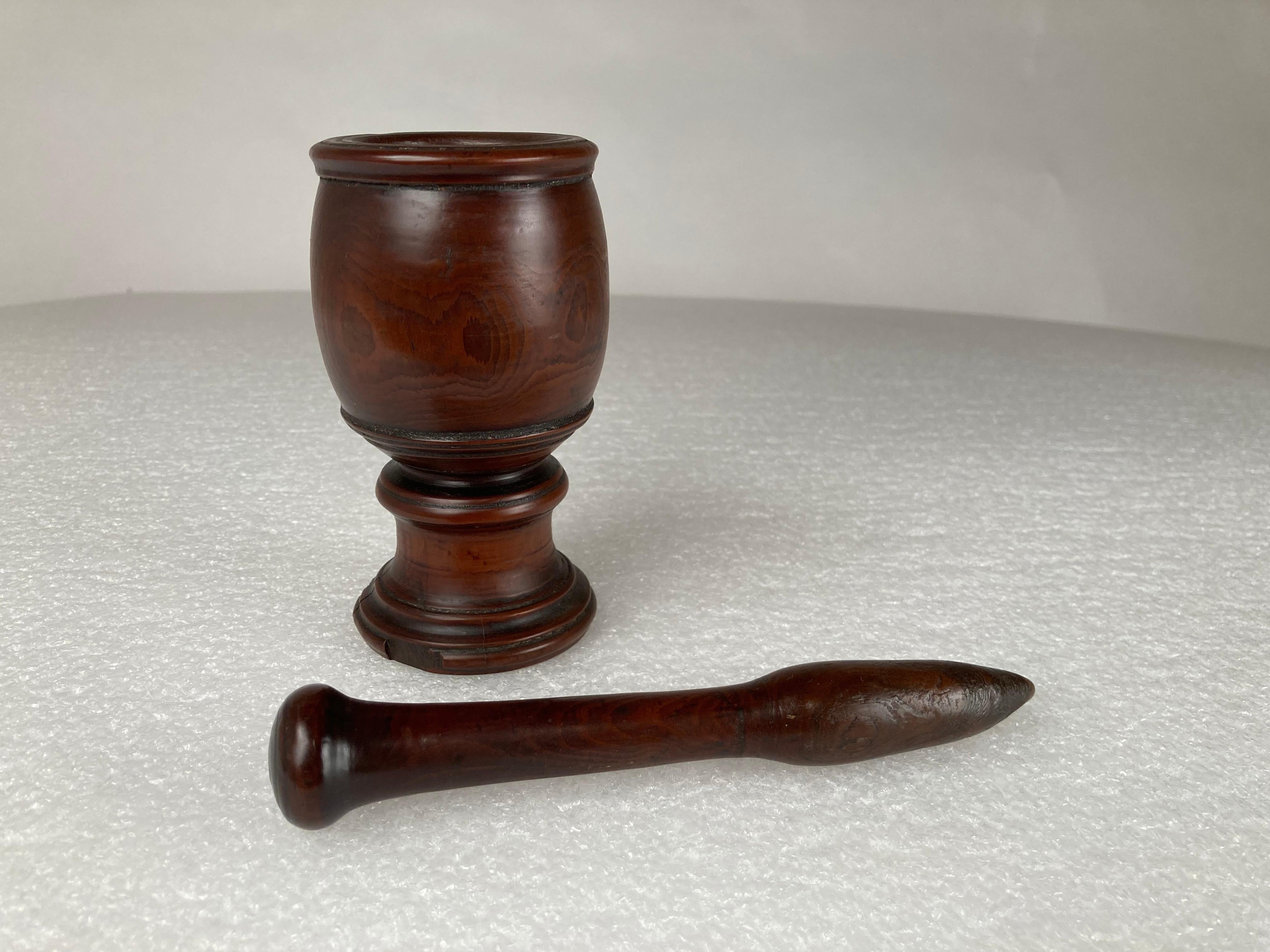 18th Century English Treen Yew Wood Mortar and Pestle  For Sale 6