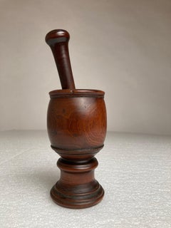Mortero de madera de tejo inglés del siglo XVIII