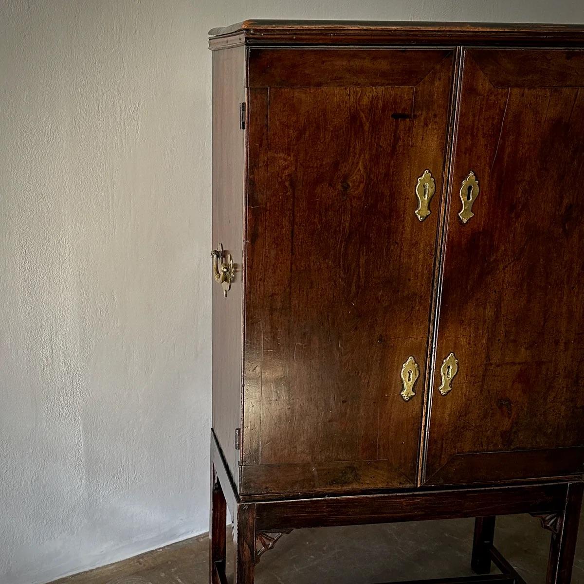 Nachlassschrank aus dem 18. Jahrhundert im Zustand „Gut“ im Angebot in Los Angeles, CA