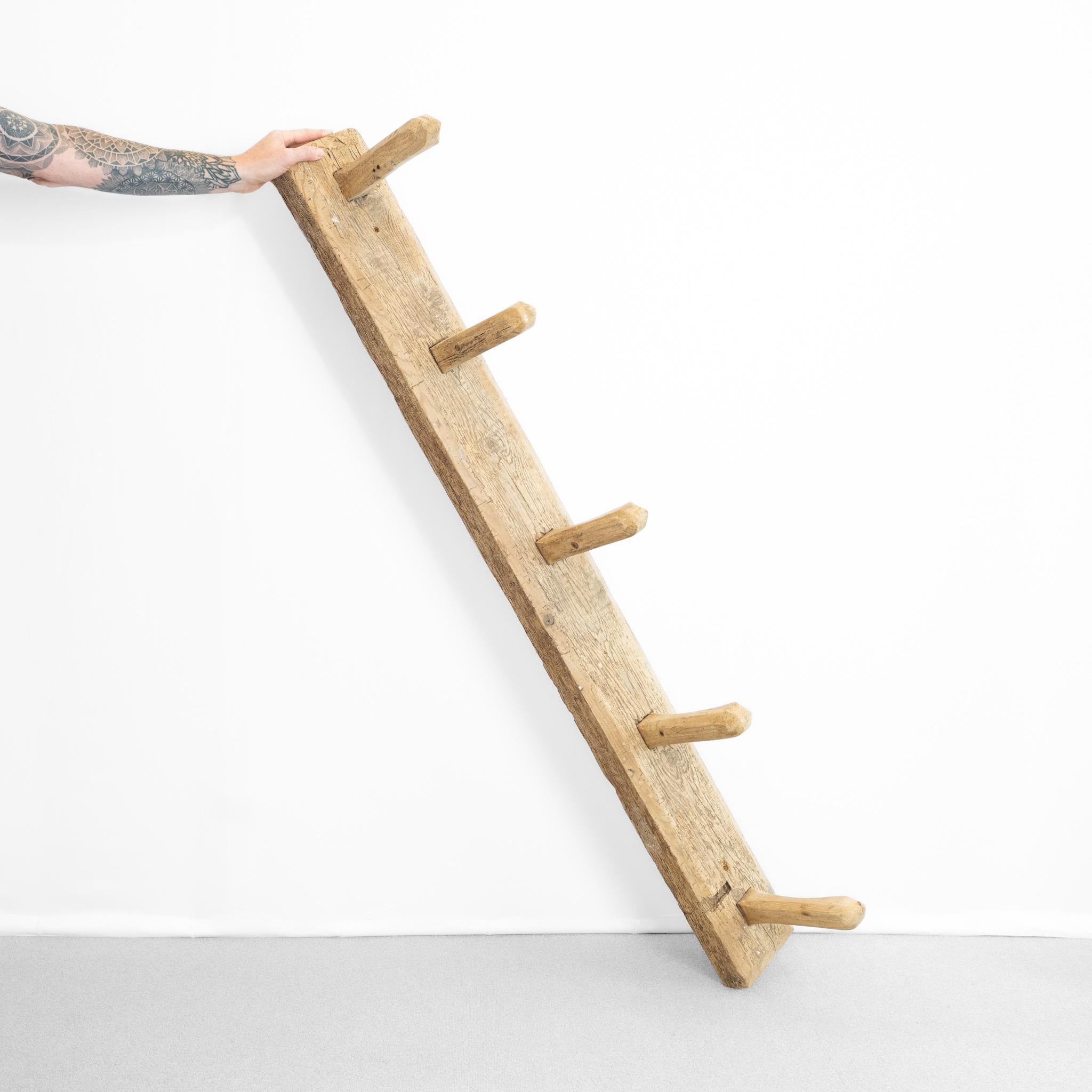 Porte-selle en chêne du XVIIIe siècle, fabriqué par un propriétaire anglais.
Elle a été récupérée dans une ferme du XVIIIe siècle en Cornouailles et provenait des écuries d'origine.
Provenance lors de l'achat.
Un complément idéal pour une salle de