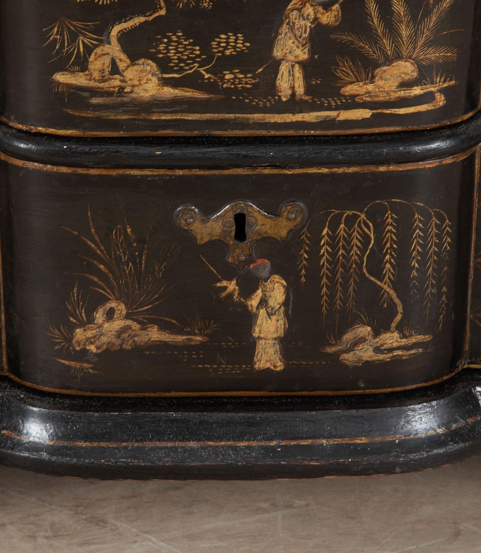 18th Century European Chinoiserie Lacquered Commode 5