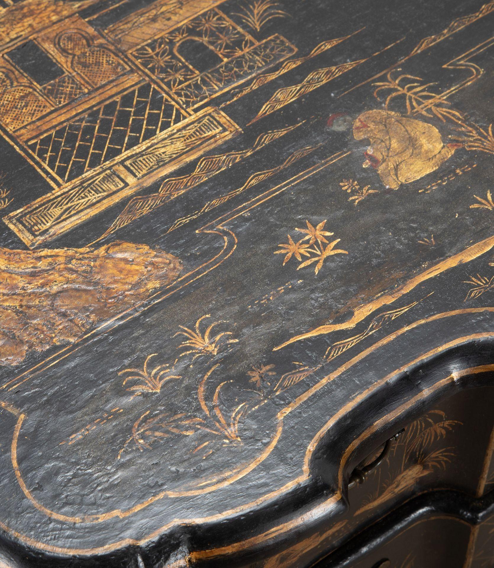 18th Century European Chinoiserie Lacquered Commode In Good Condition In Gloucestershire, GB