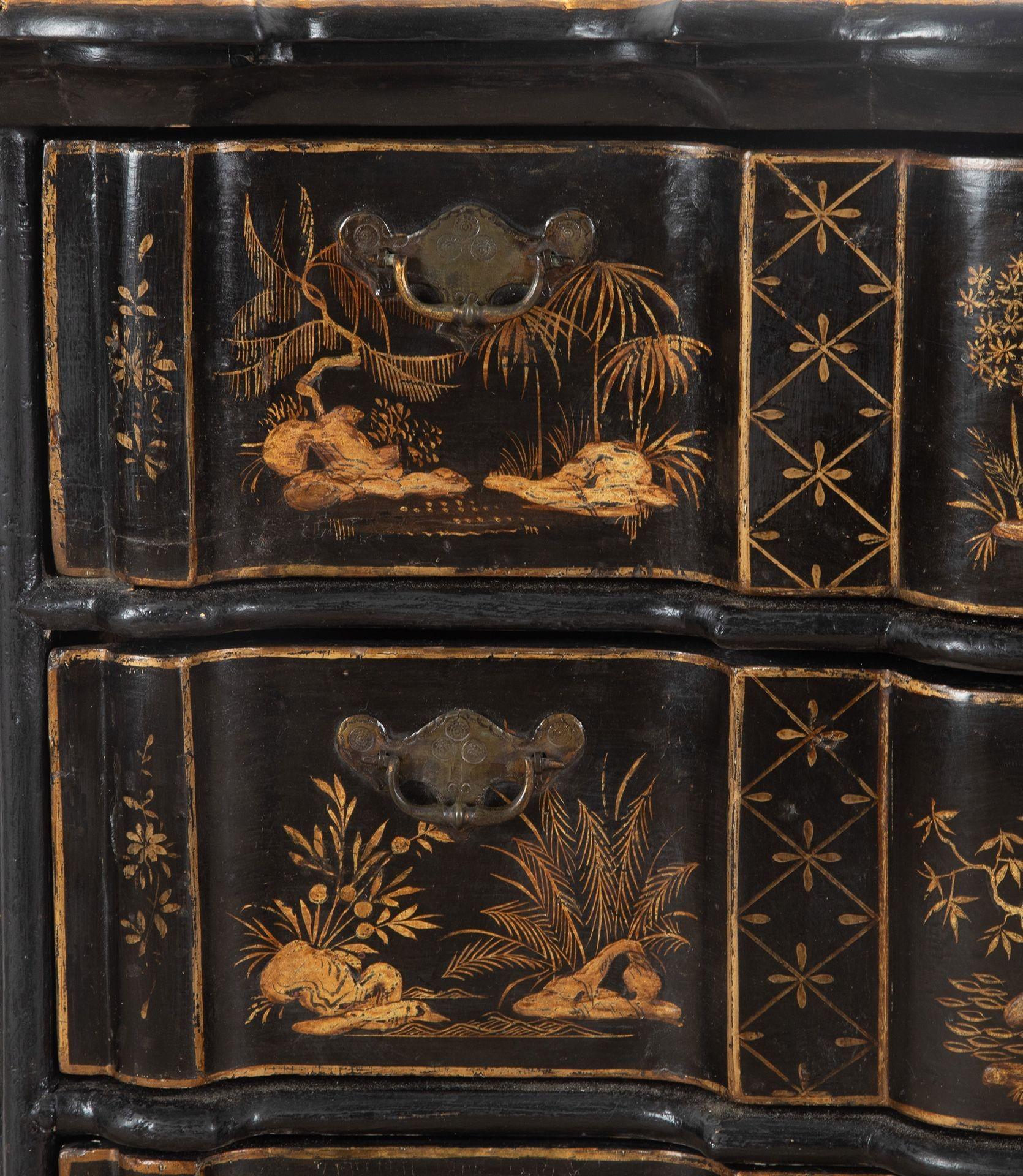 18th Century European Chinoiserie Lacquered Commode 1