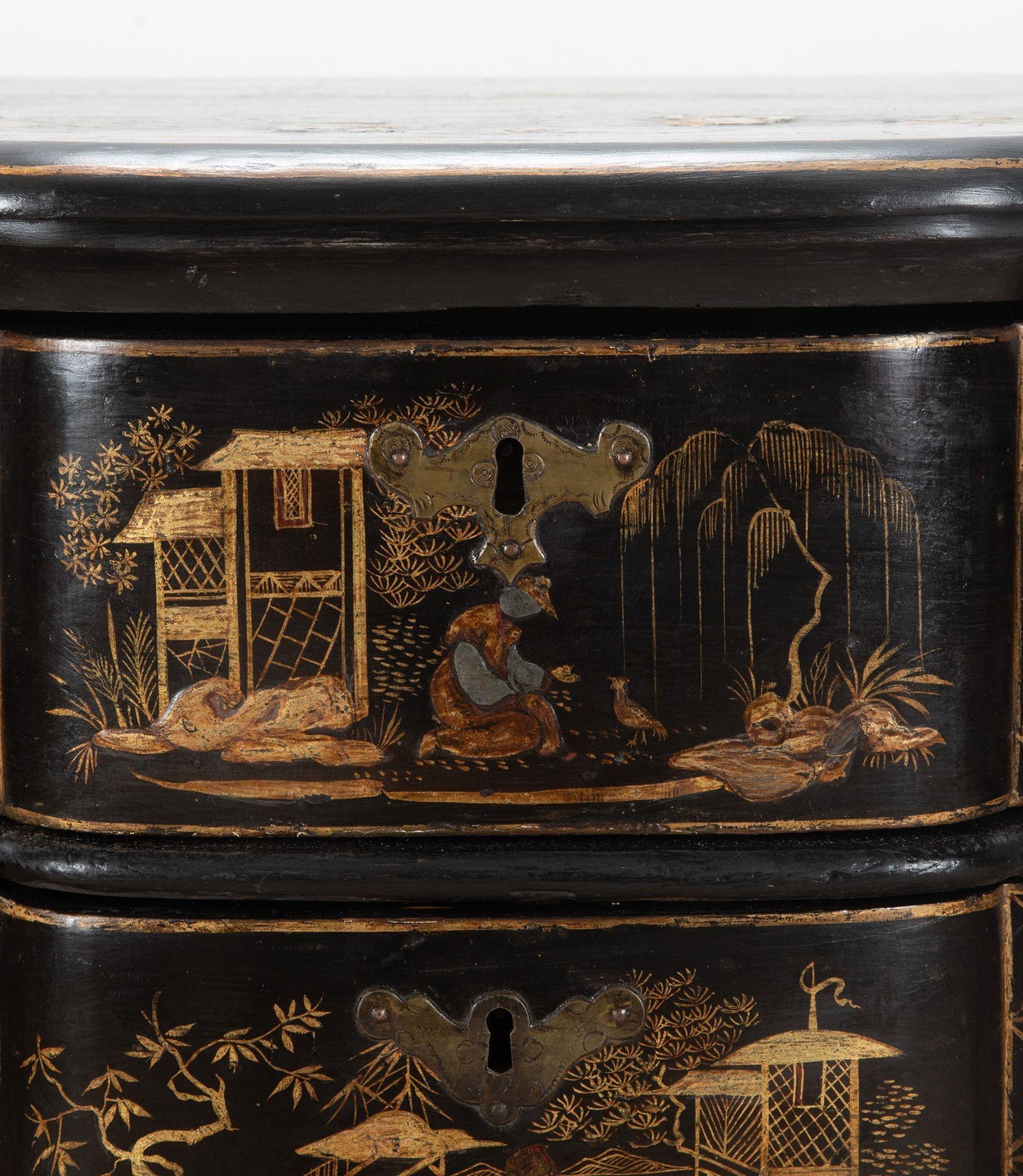18th Century European Chinoiserie Lacquered Commode 3