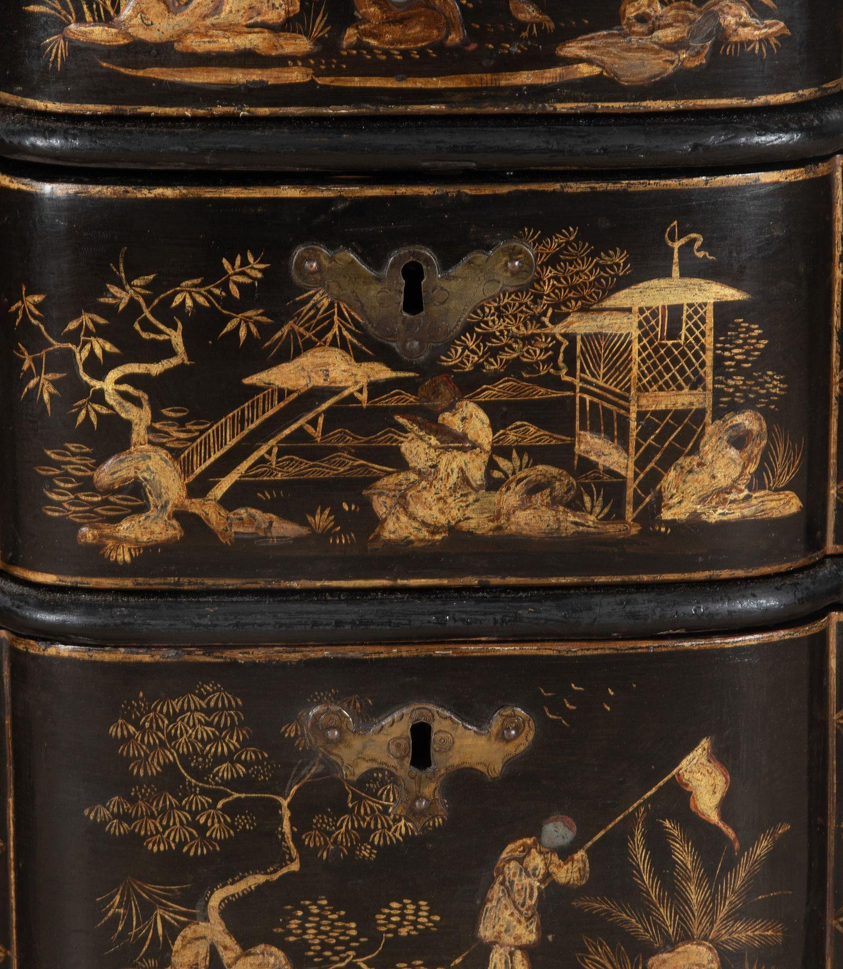 18th Century European Chinoiserie Lacquered Commode 4