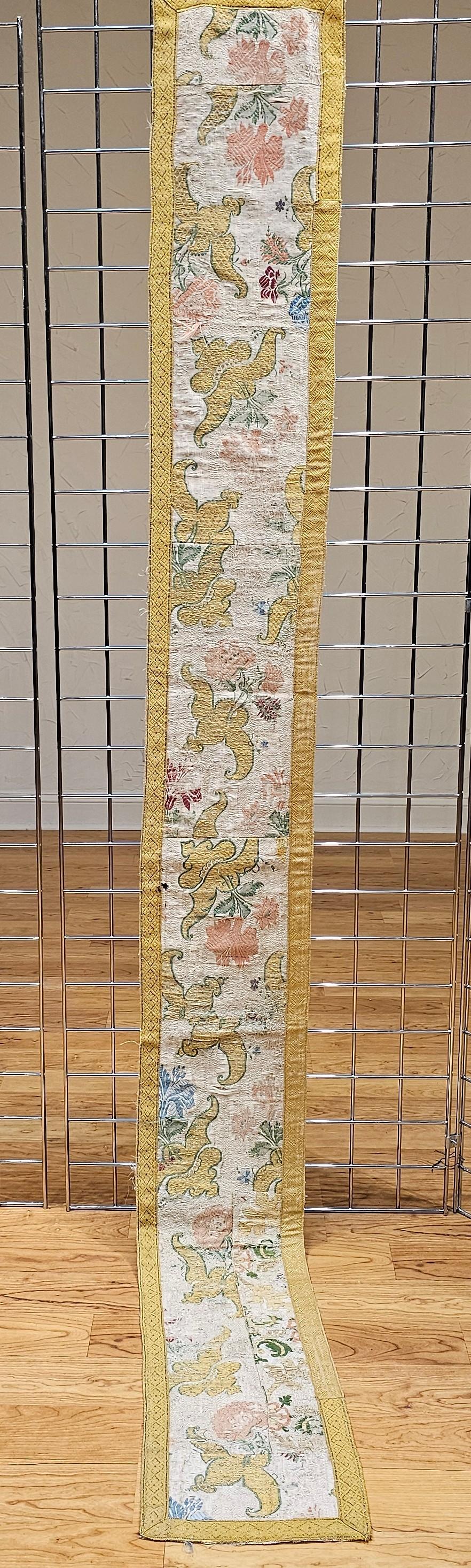 Europäische handbestickte Textiltafel aus Seide und vergoldeten Fäden aus dem 18. Jahrhundert (Französisch) im Angebot