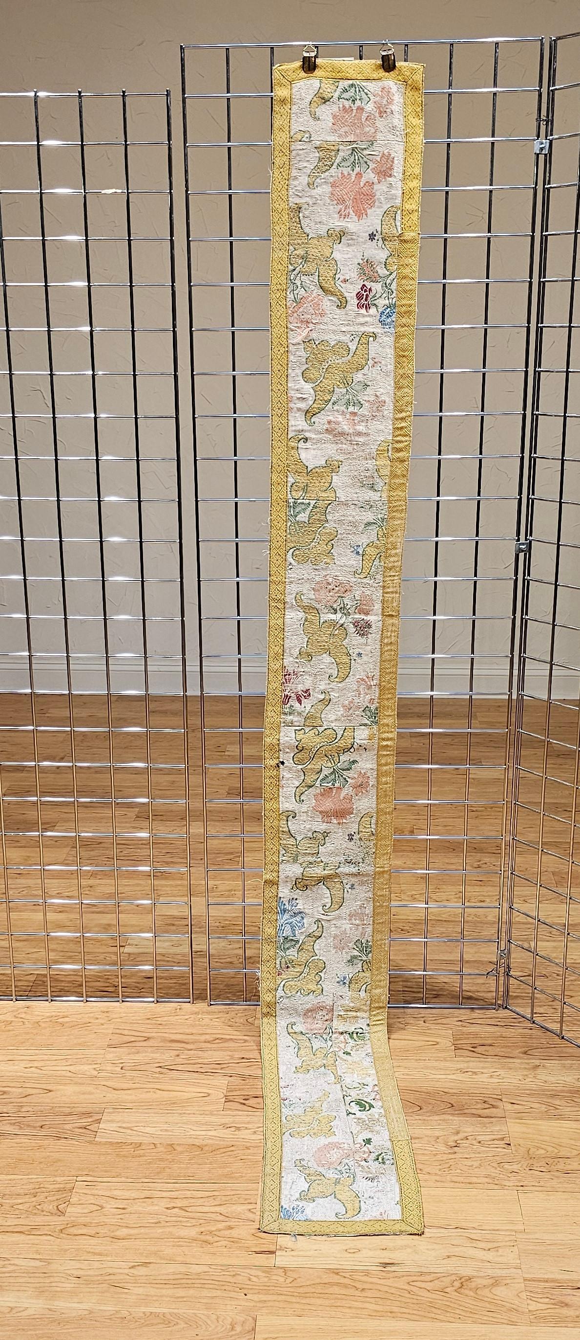 Europäisches handgefertigtes, mit Seide und Goldfäden besticktes Wandteppich-Paneel aus dem 18. Jahrhundert. Das Stück wird durch die Wiederverwendung von Teilen eines handbestickten Gewandes oder eines Gewandschals zu einem Paneel, das als