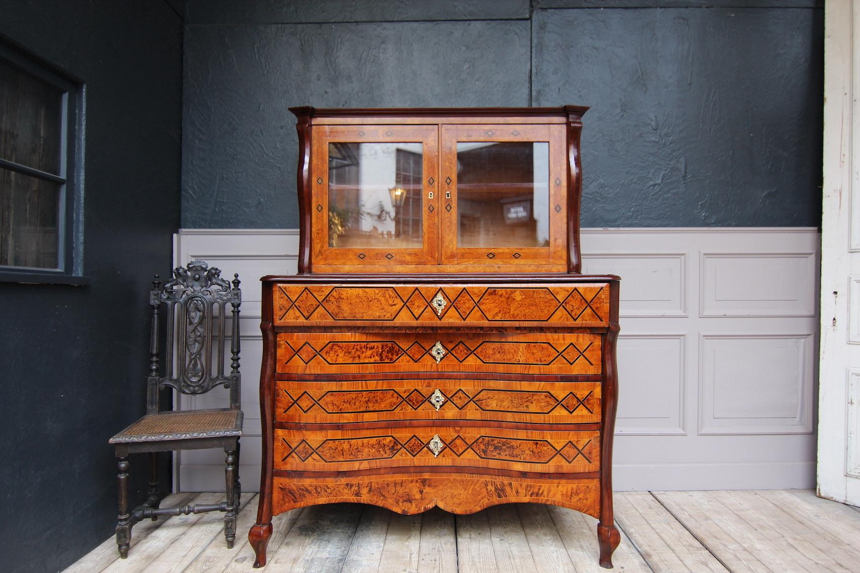 Important richly inlaid chest of drawers with a display cabinet. Probably from the 2nd half of the 18th century. Attributed to the region around the border triangle of Germany, Belgium and the Netherlands. In particular inspired by the Liège style