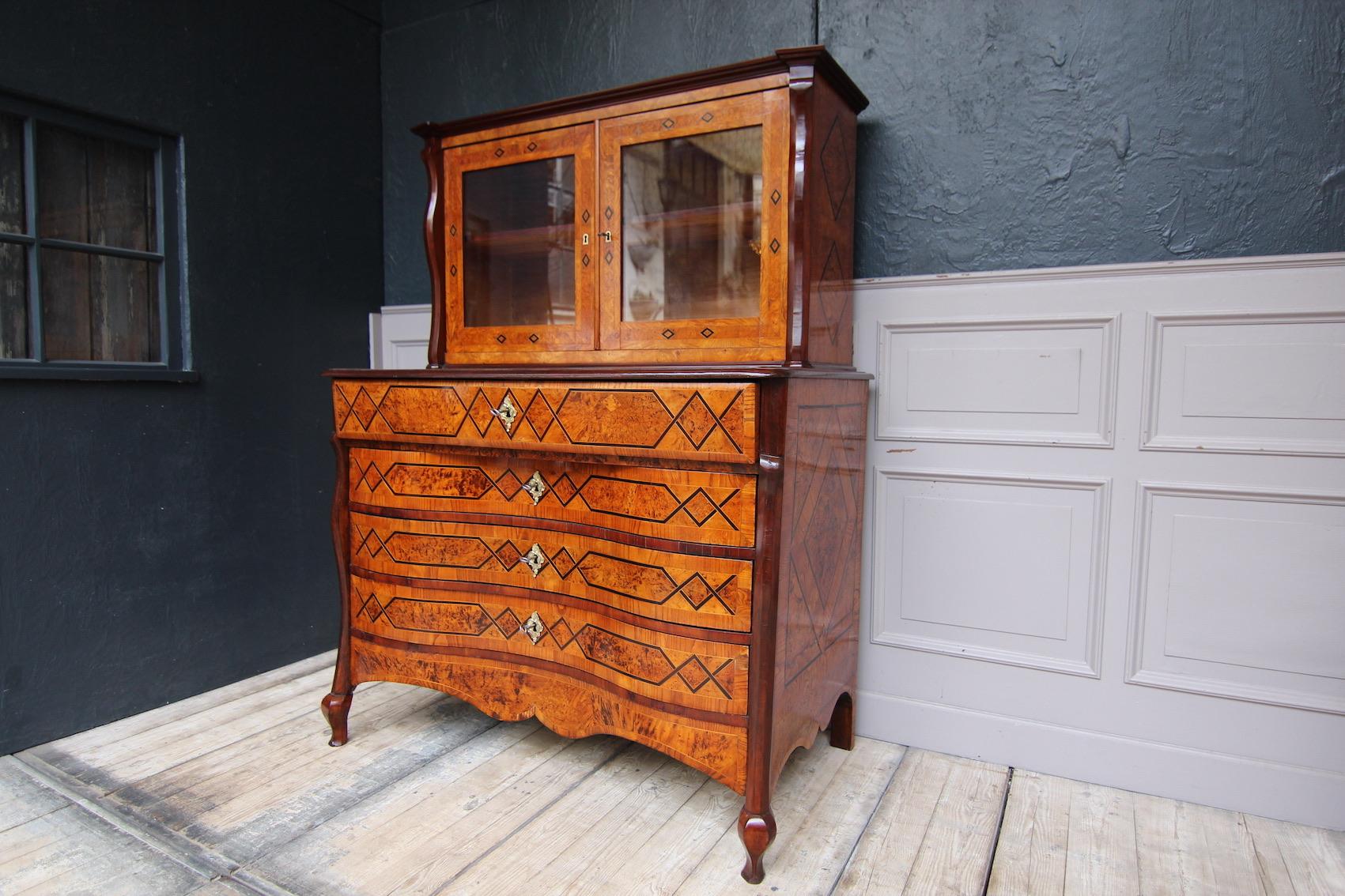 18th Century European Inlaid Cabinet on Chest In Good Condition For Sale In Dusseldorf, DE