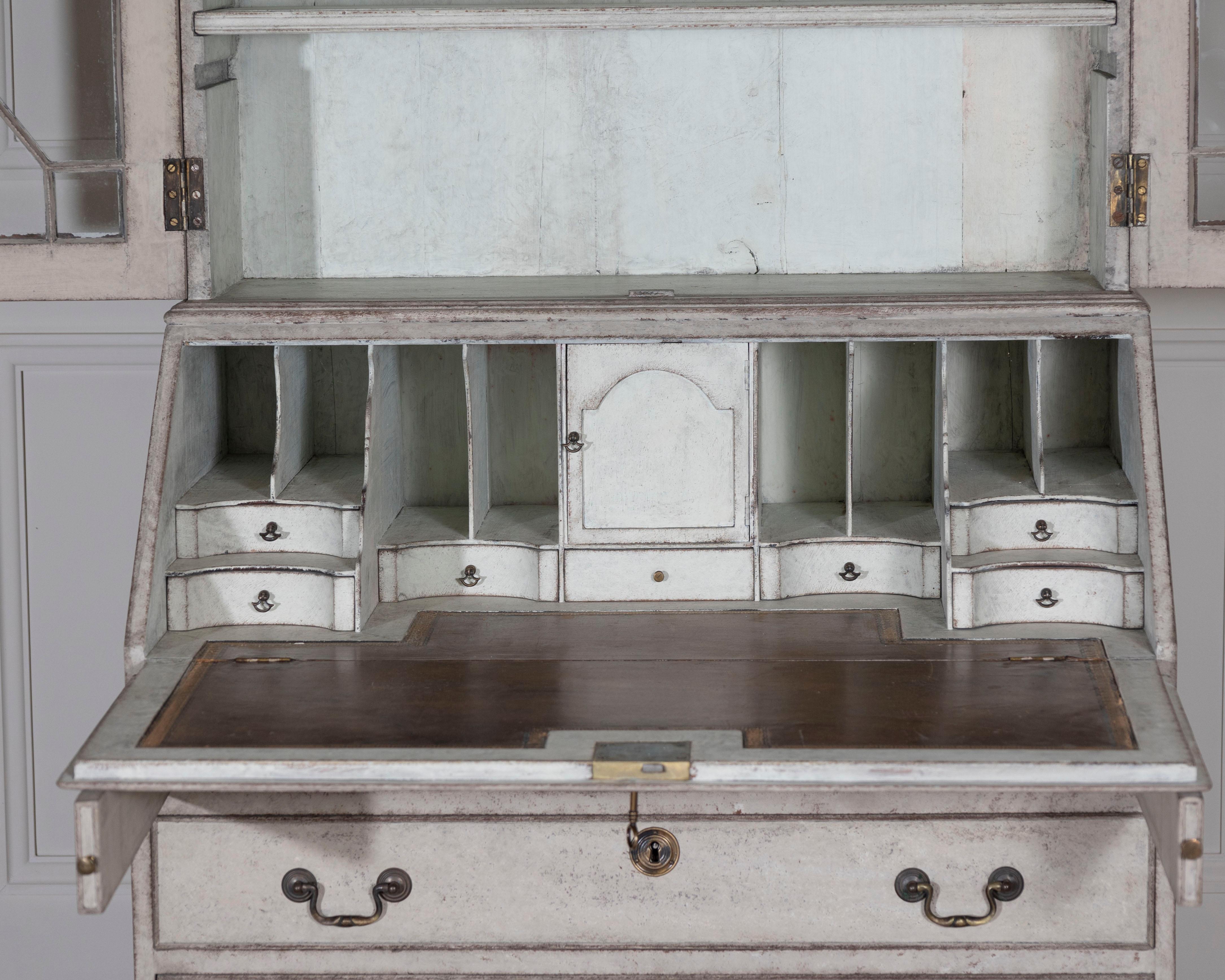 Europäischer bemalter Bureau-Bücherschrank mit verglasten Türen, 18. Jahrhundert, um 1790 (Gemalt) im Angebot