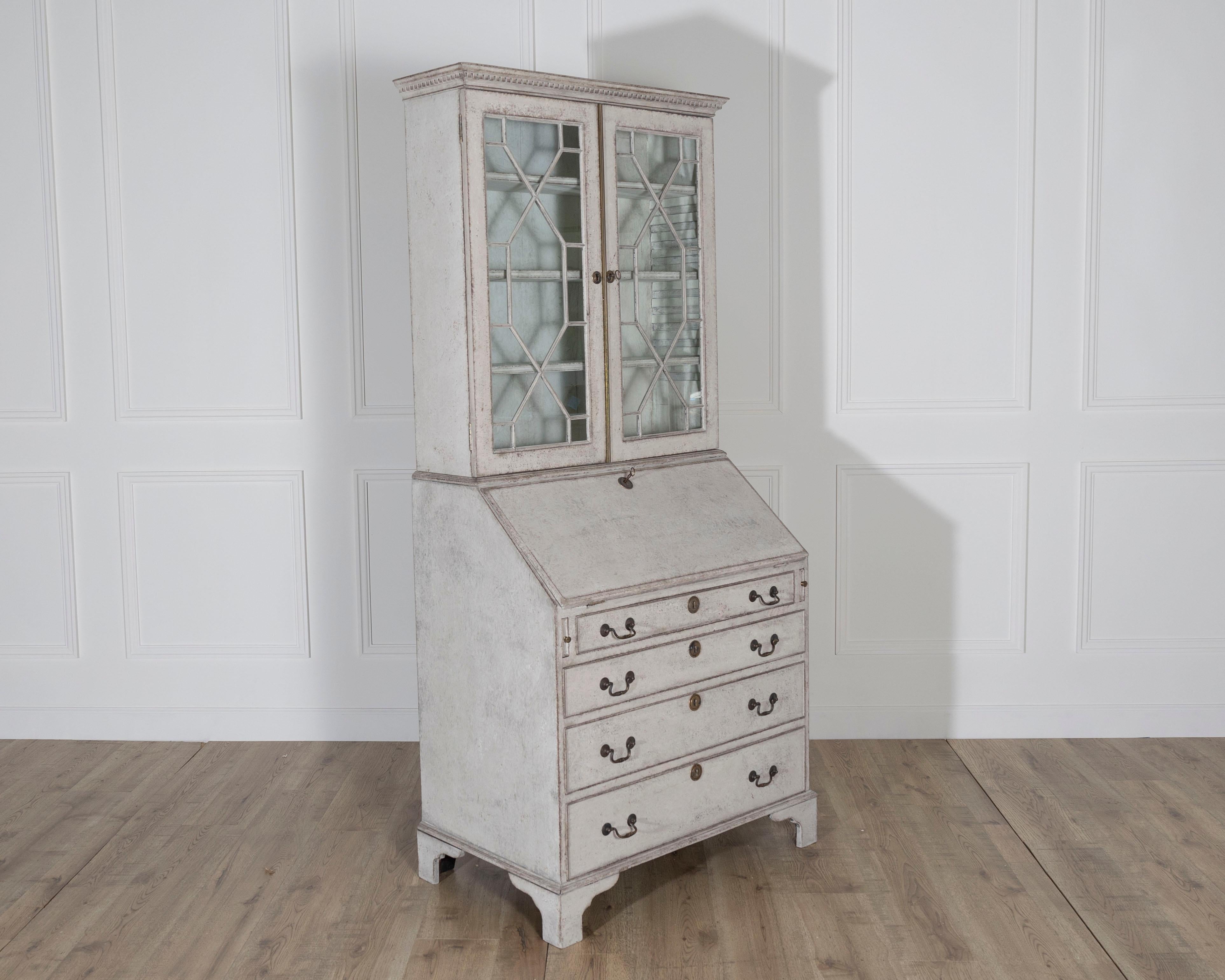Europäischer bemalter Bureau-Bücherschrank mit verglasten Türen, 18. Jahrhundert, um 1790 (18. Jahrhundert und früher) im Angebot