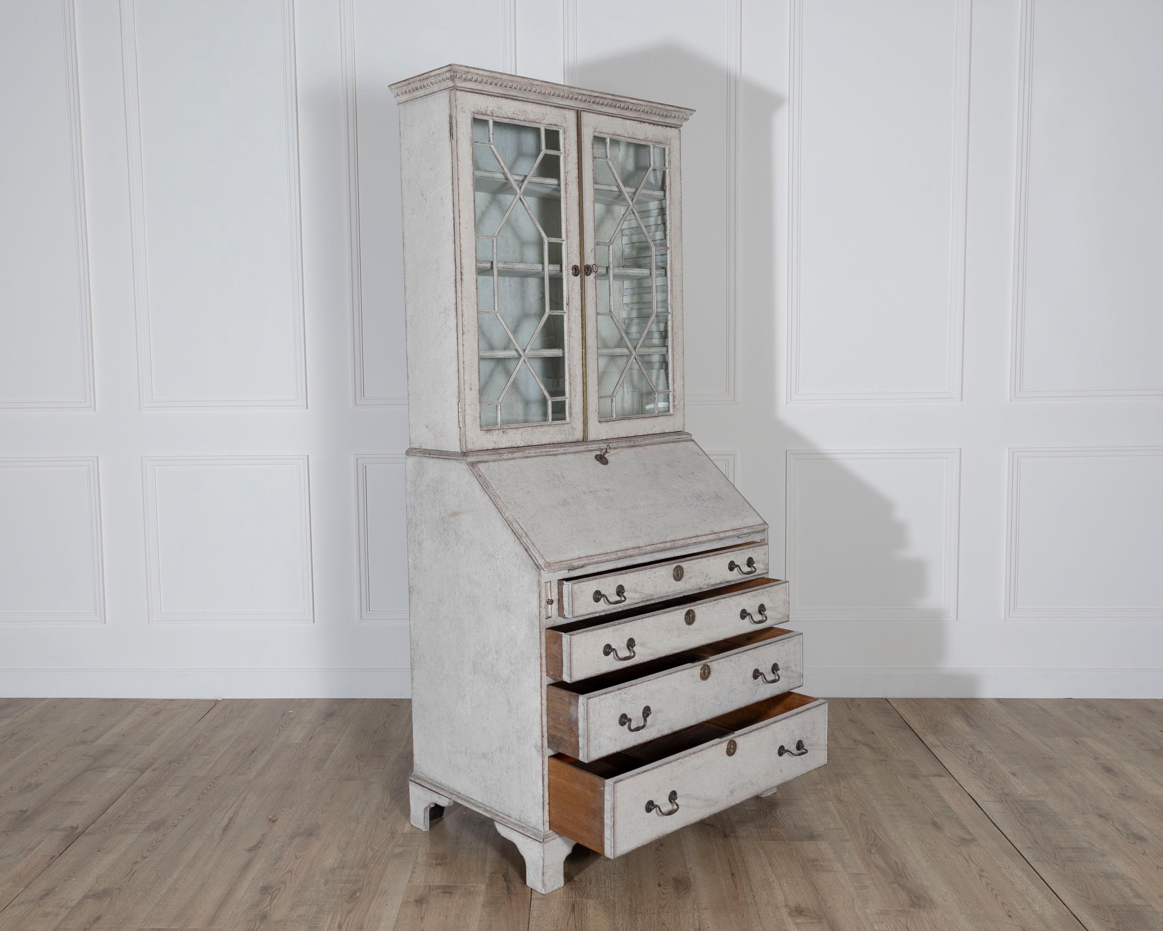 Europäischer bemalter Bureau-Bücherschrank mit verglasten Türen, 18. Jahrhundert, um 1790 (Holz) im Angebot