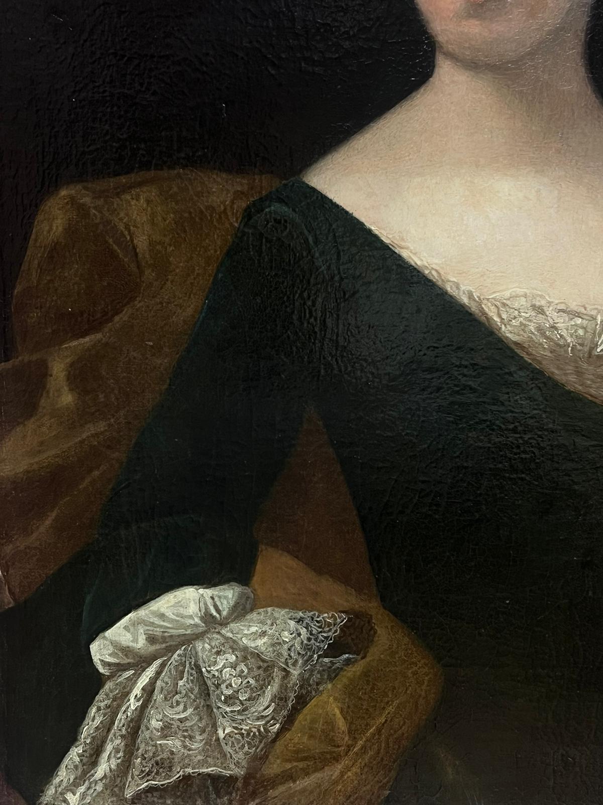 Grand portrait à l'huile européen du 18ème siècle représentant une noble dame portant des colliers de dentelle en vente 1