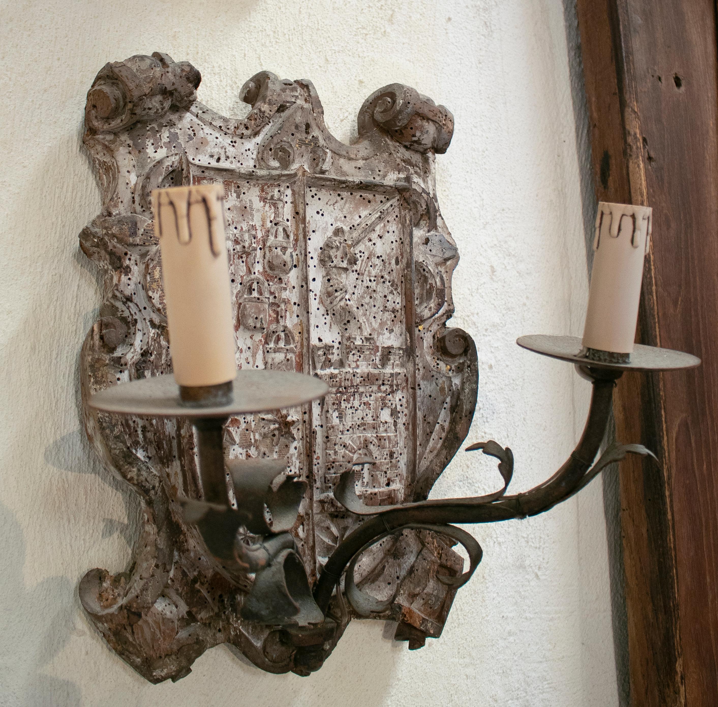 18th Century European Pair of Wood Crest Two-Arm Sconce Wall Lamps In Good Condition In Marbella, ES