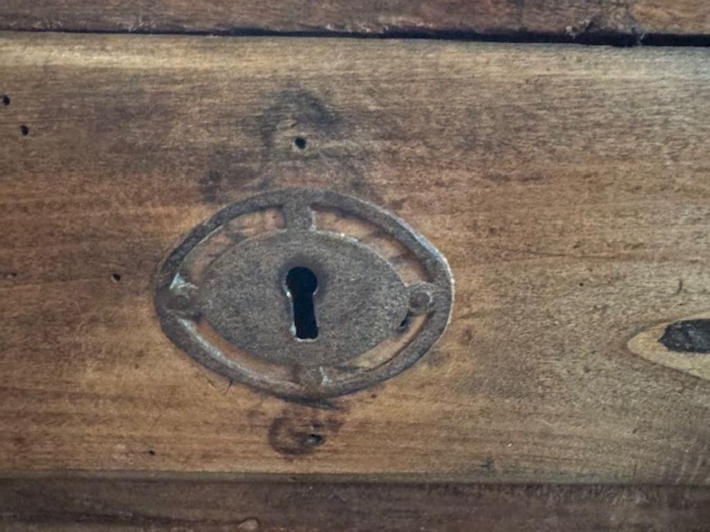 Englische Kommode aus verblasstem Nussbaumholz aus dem 18. im Angebot 2