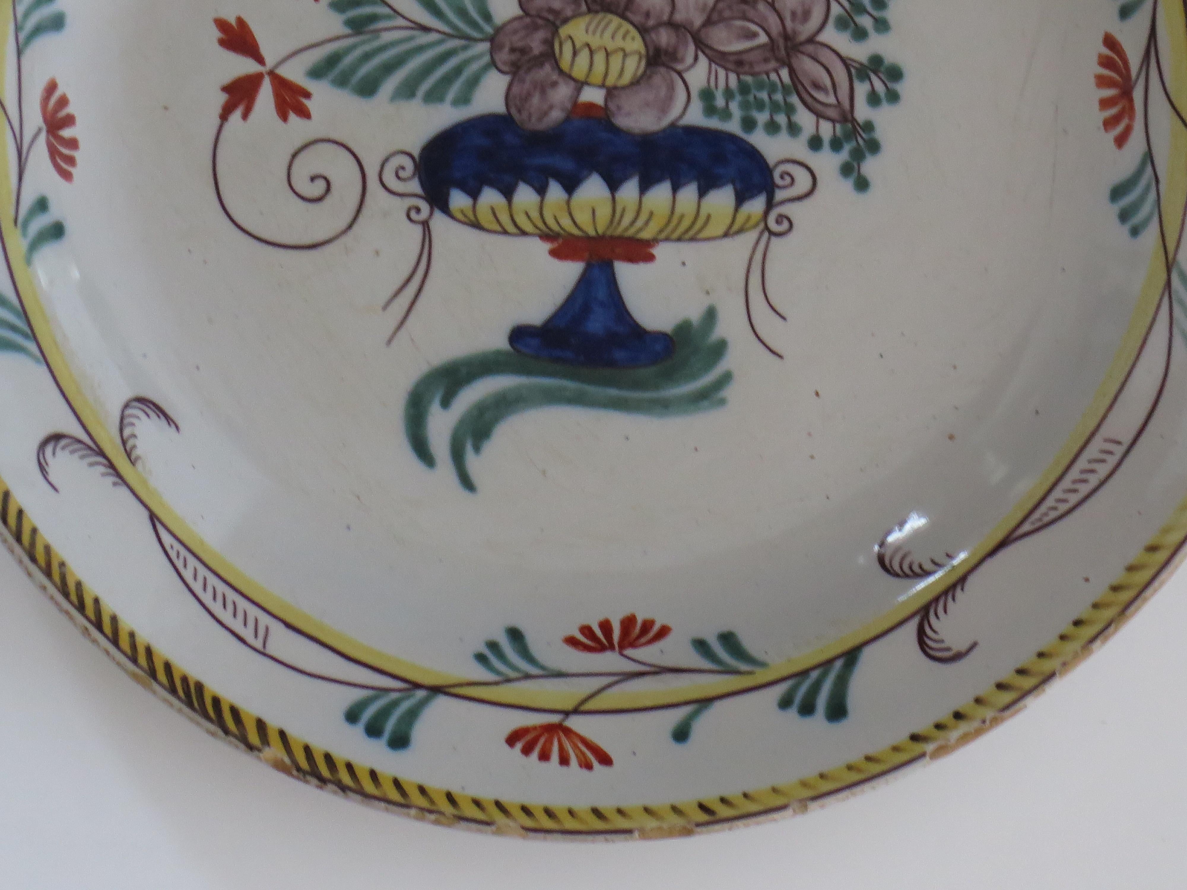 Fayence-Teller aus dem 18. Jahrhundert - handbemalt, französisch um 1780 im Zustand „Gut“ im Angebot in Lincoln, Lincolnshire